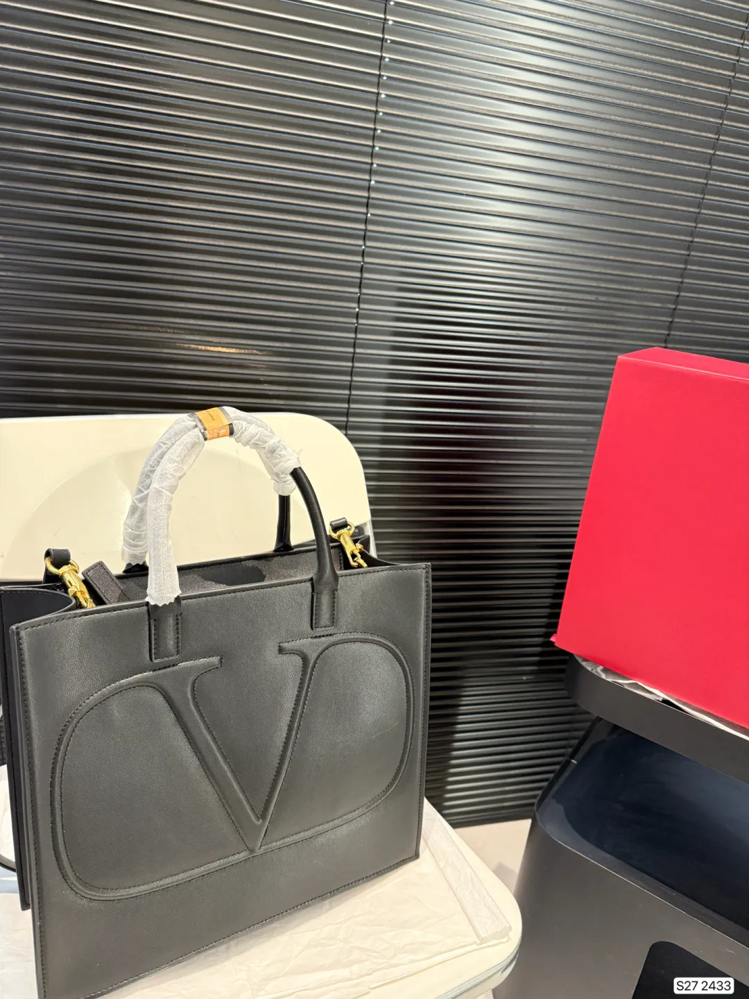 P370 comes with a folding box. Valentino tote bag. The texture is very high-end. The capacity is super large and very durable. Carrying it on the street every day has a 100% chance of returning. It has this casual and lazy feeling. Size: 31 27 Item No. 2433