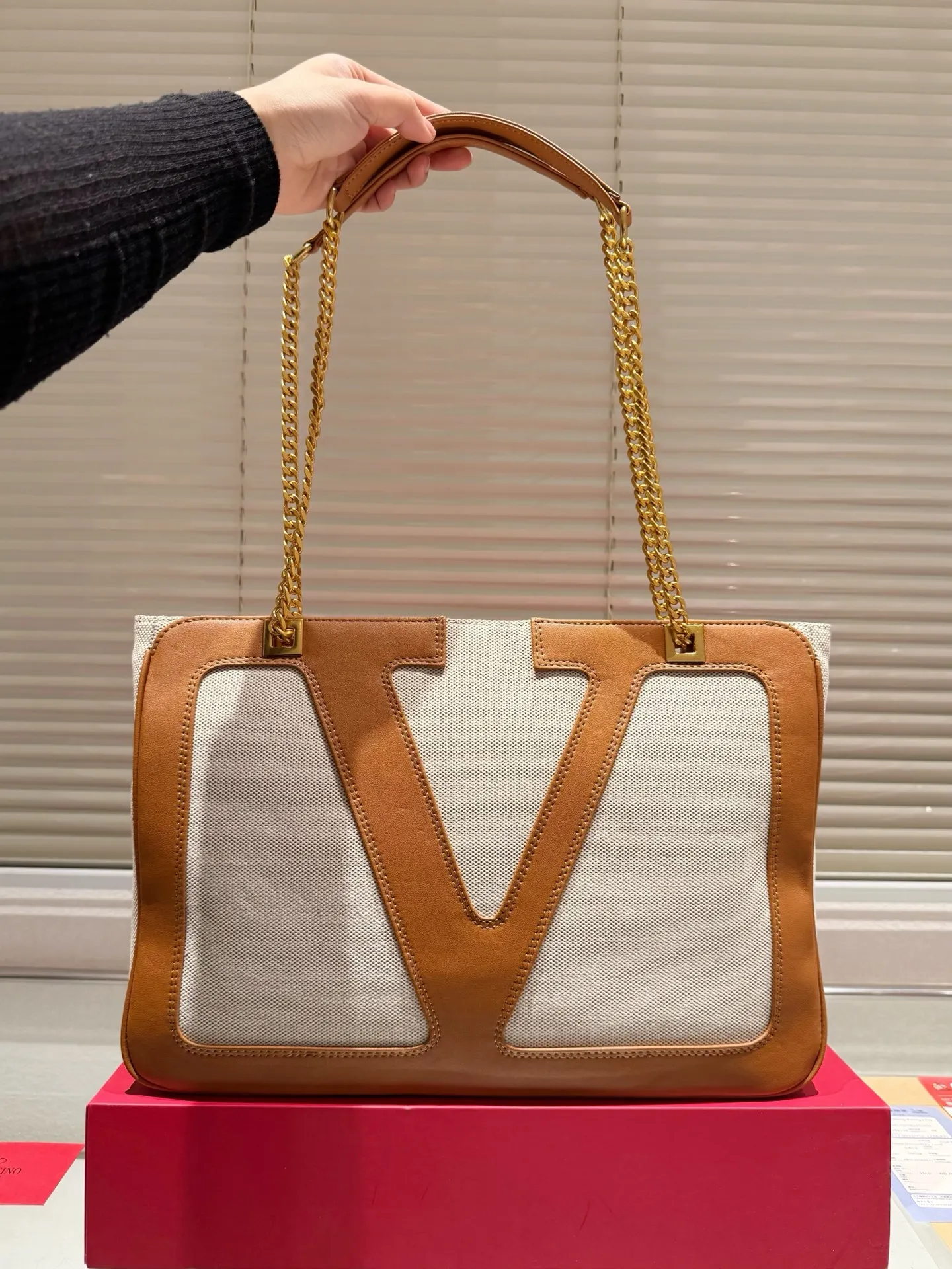 P380 Valentino VALENTINO Women's Tote Bag Valentino Letter Bag Letter bag from Valentino. The new season has just arrived. Size 37.26