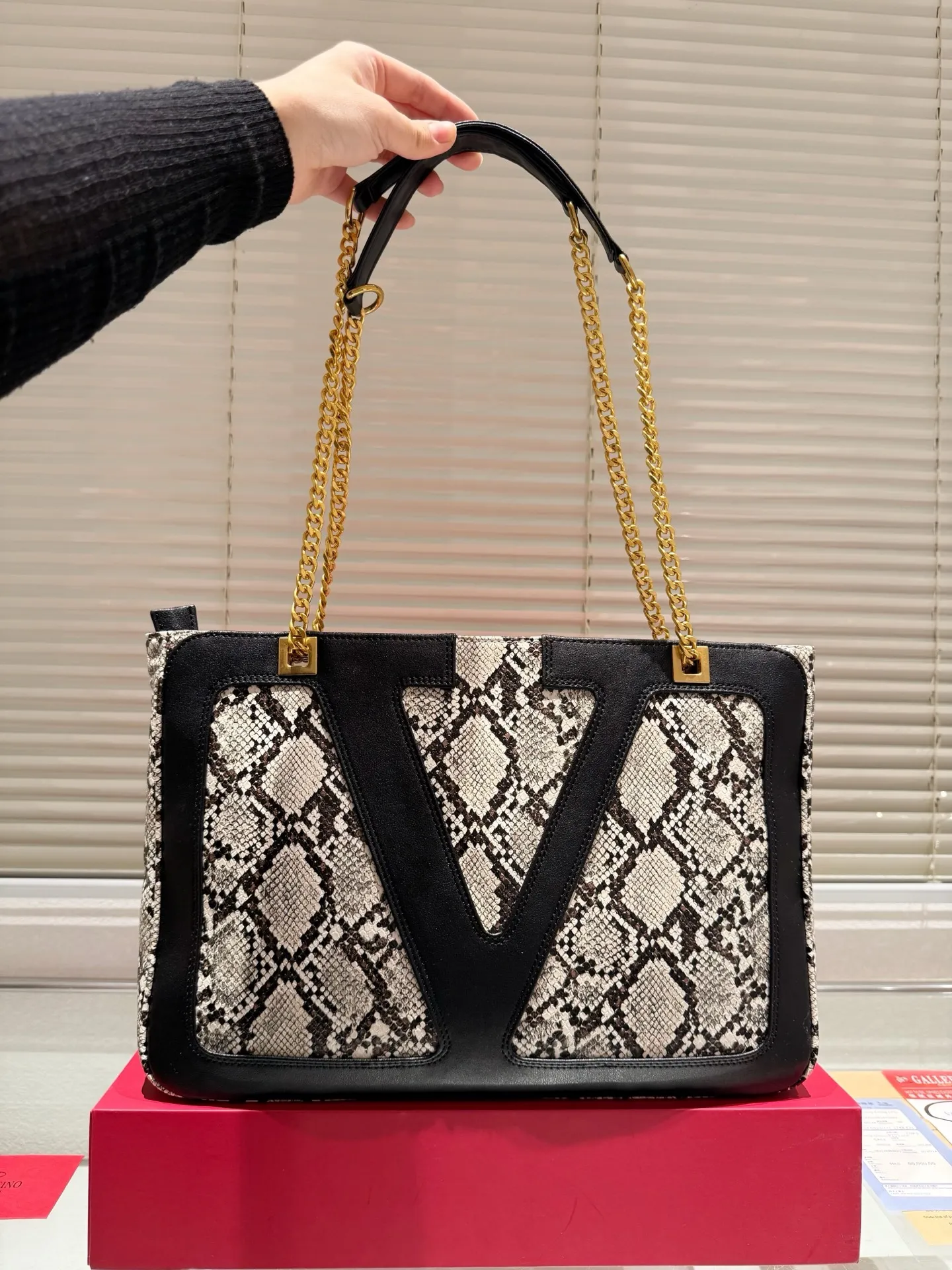 P380 Valentino VALENTINO Women's Tote Bag Valentino Letter Bag Letter bag from Valentino. The new season has just arrived. Size 37.26