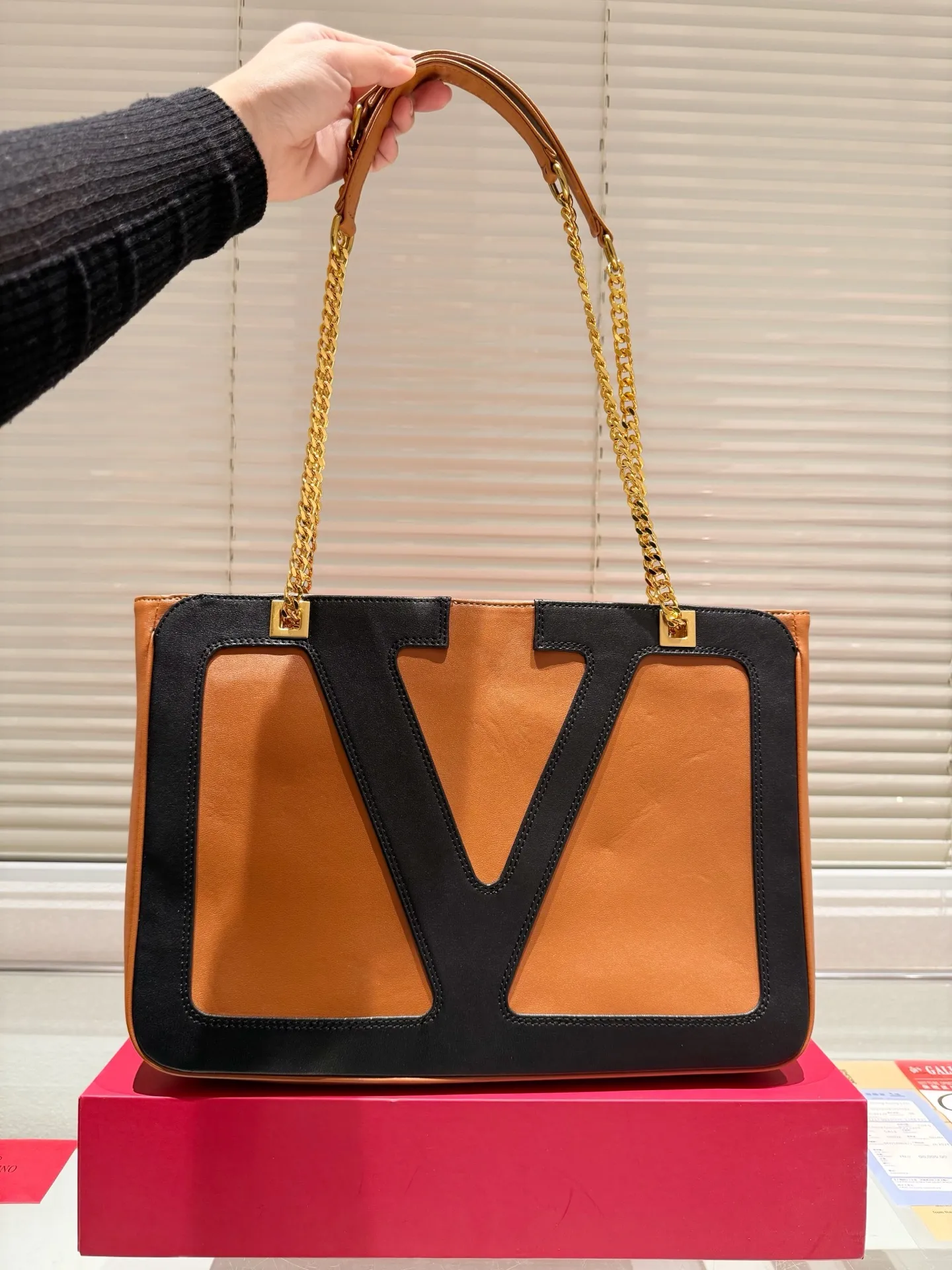 P380 Valentino VALENTINO Women's Tote Bag Valentino Letter Bag Letter bag from Valentino. The new season has just arrived. Size 37.26