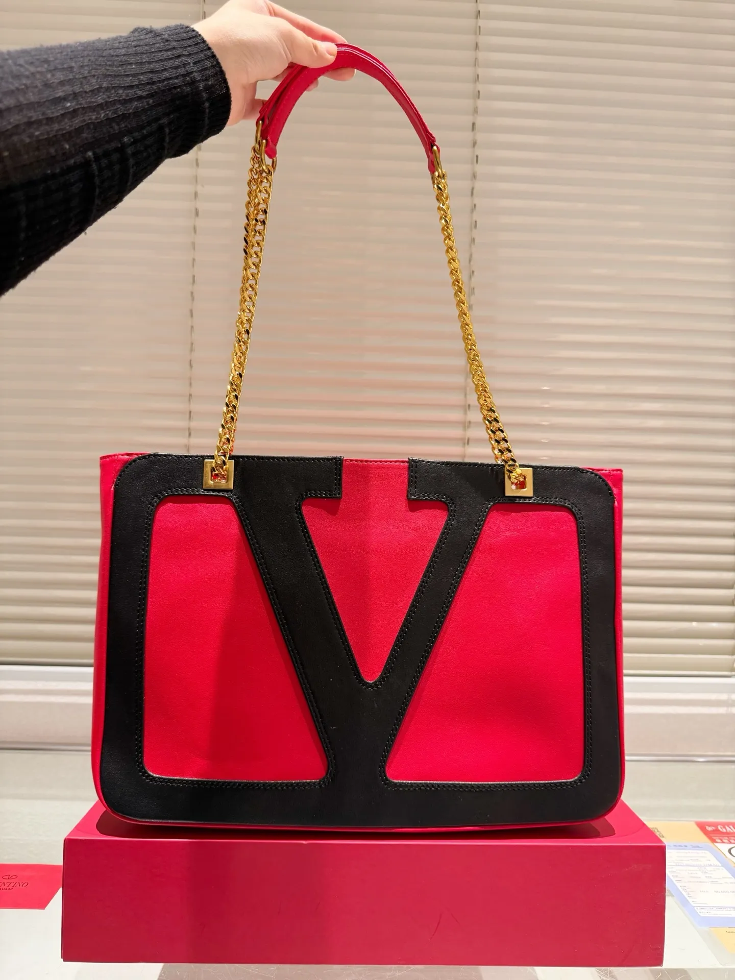 P380 Valentino VALENTINO Women's Tote Bag Valentino Letter Bag Letter bag from Valentino. The new season has just arrived. Size 37.26