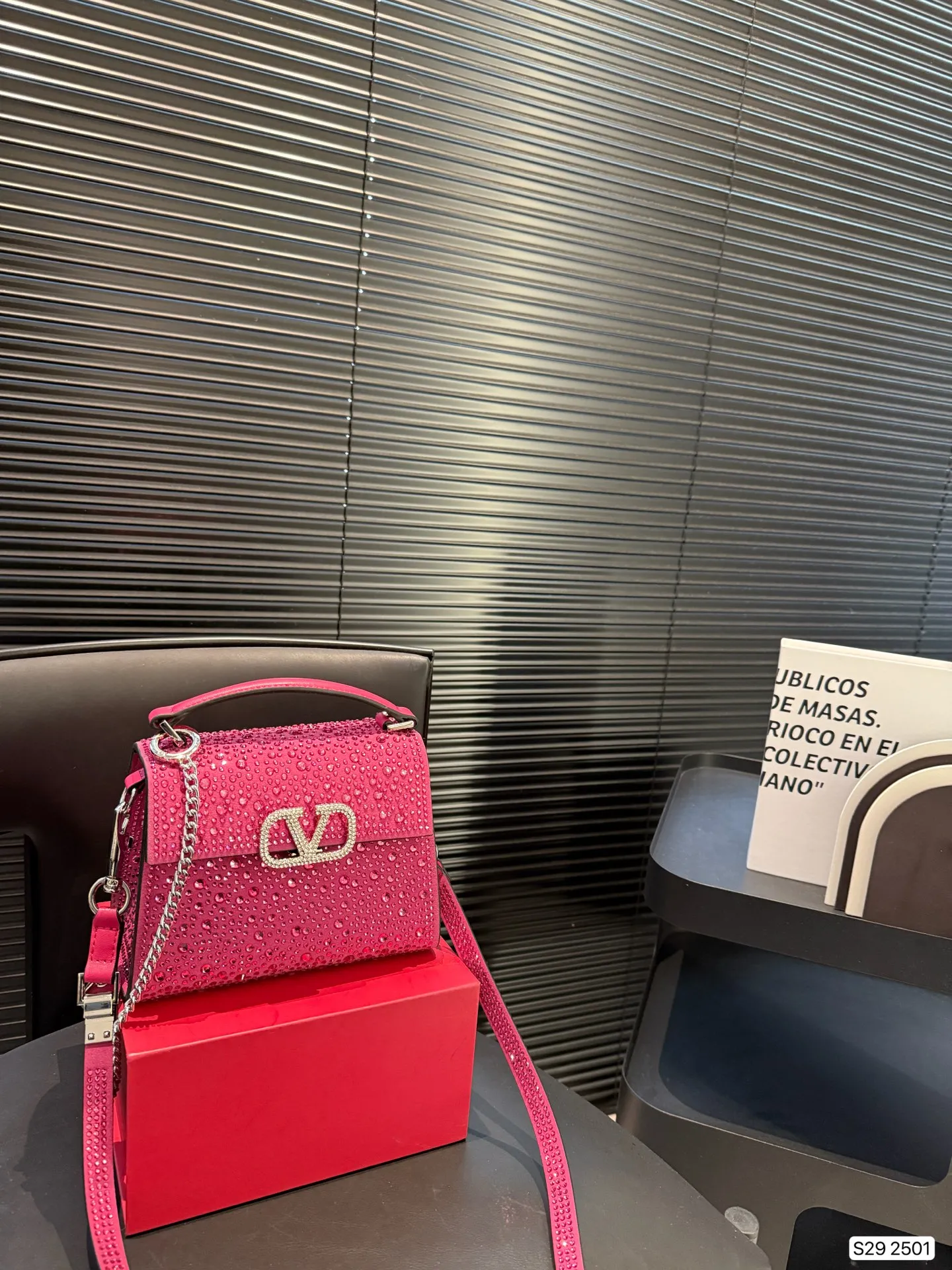 P390 with folding box valentino vsling full diamond tote bag Valentino is a handbag. If you connect the shoulder strap, it can be used as a shoulder bag or crossbody bag. The V mark on the front of the bag is the unique Valentino logo. It has a sense of luxury and fashion. good #Valentino Size: 19 14 Item No. 2501