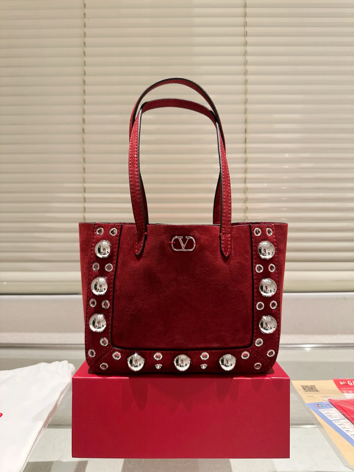 P360 comes with box, size 21*17 Valentino nellcote tote bag, suede body, decorated with ball rivets and hollow details, balancing retro and fashionable. It can be freely switched between hand-carrying and shoulder-carrying, and combined with a detachable carrying bag, it combines practicality and fun.