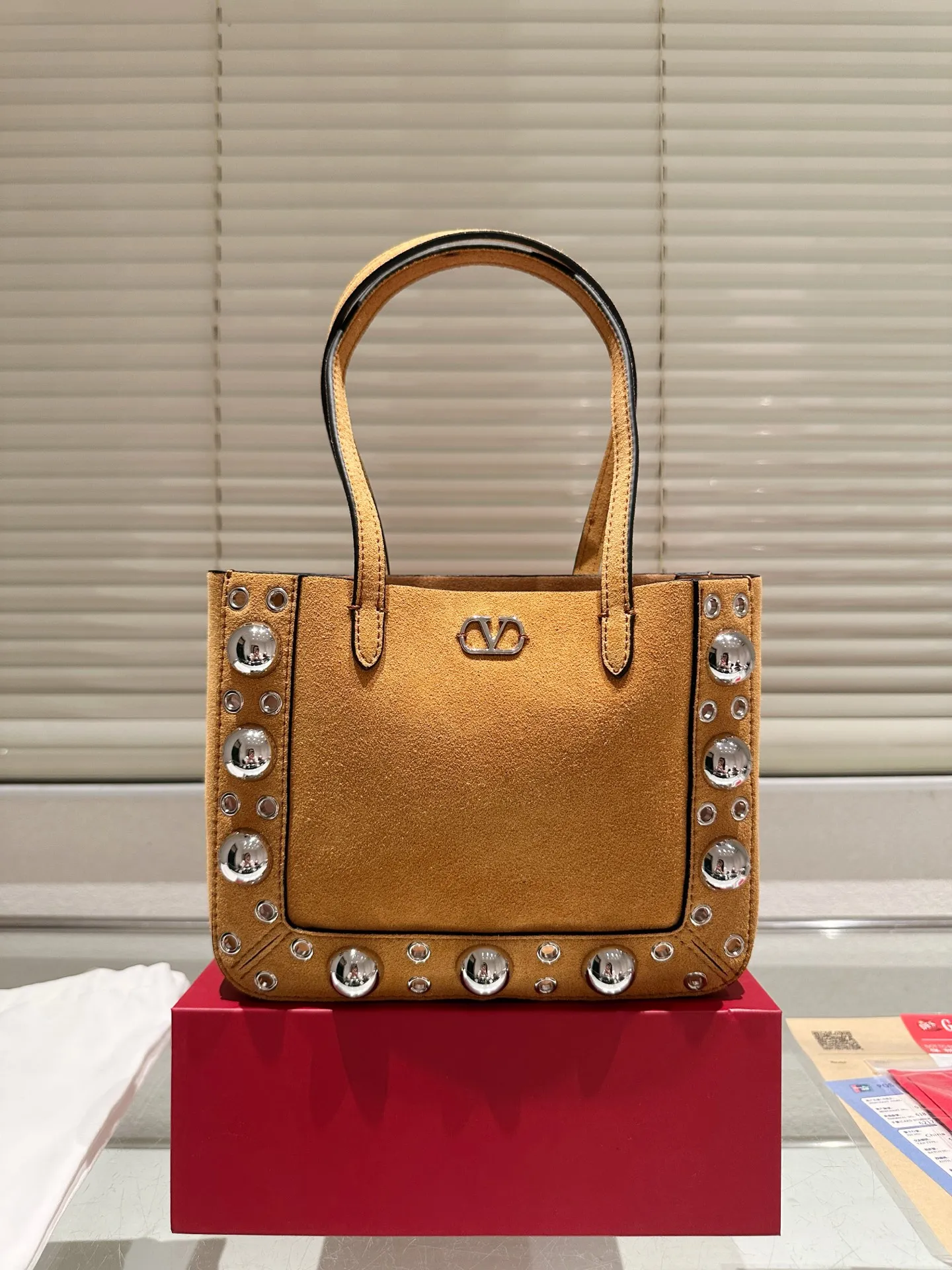 P360 comes with box, size 21*17 Valentino nellcote tote bag, suede body, decorated with ball rivets and hollow details, balancing retro and fashionable. It can be freely switched between hand-carrying and shoulder-carrying, and combined with a detachable carrying bag, it combines practicality and fun.