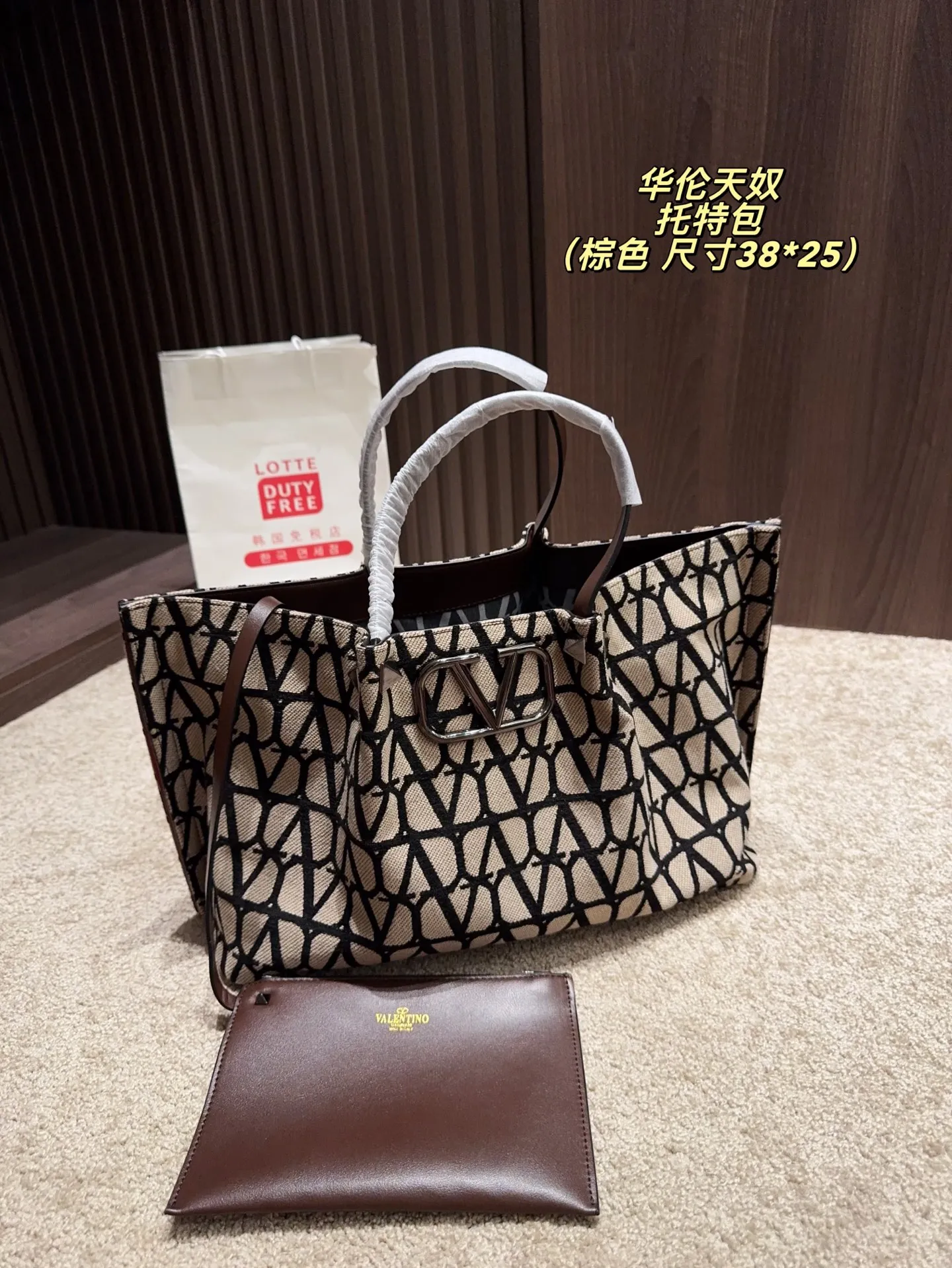 Large p380⚠️Size 38.25 Small P370⚠️Size 25.19 Valentino Tote bag has unlimited charm and unleashes your fashion attitude. It has a unique appearance and many cute colors to choose from. It is a fashion item not to be missed. Different from the softness of canvas bags, it creates a free and easy feeling when carried on the body. It is super textured and is loved by fashionistas.