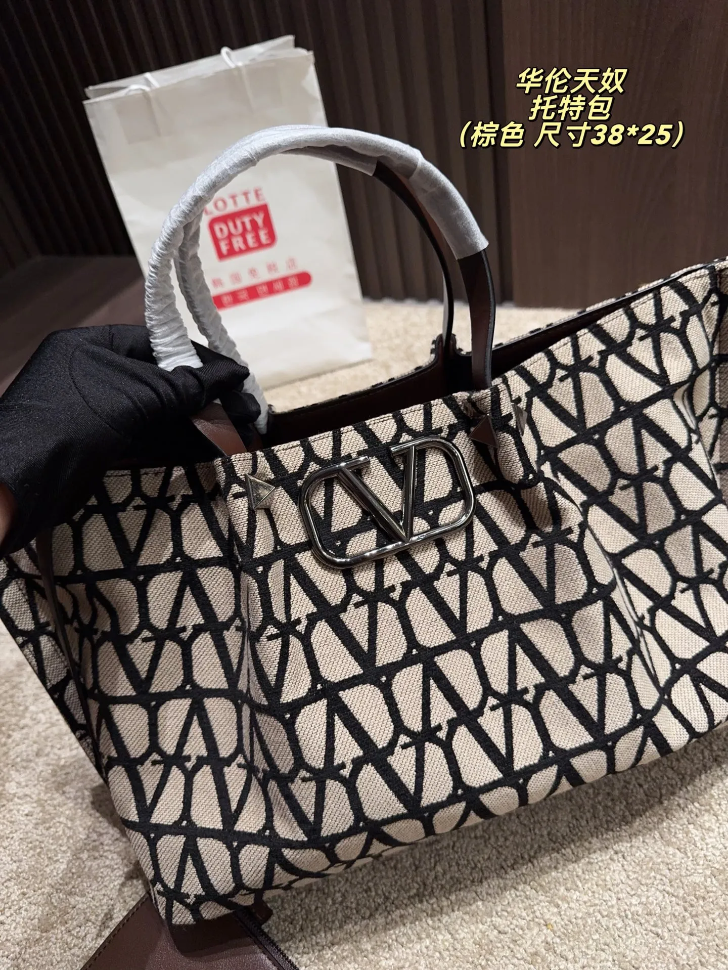 Large p380⚠️Size 38.25 Small P370⚠️Size 25.19 Valentino Tote bag has unlimited charm and unleashes your fashion attitude. It has a unique appearance and many cute colors to choose from. It is a fashion item not to be missed. Different from the softness of canvas bags, it creates a free and easy feeling when carried on the body. It is super textured and is loved by fashionistas.