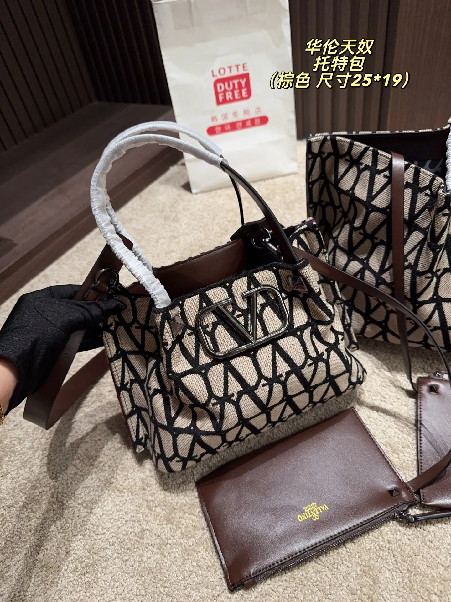 Large p380⚠️Size 38.25 Small P370⚠️Size 25.19 Valentino Tote bag has unlimited charm and unleashes your fashion attitude. It has a unique appearance and many cute colors to choose from. It is a fashion item not to be missed. Different from the softness of canvas bags, it creates a free and easy feeling when carried on the body. It is super textured and is loved by fashionistas.