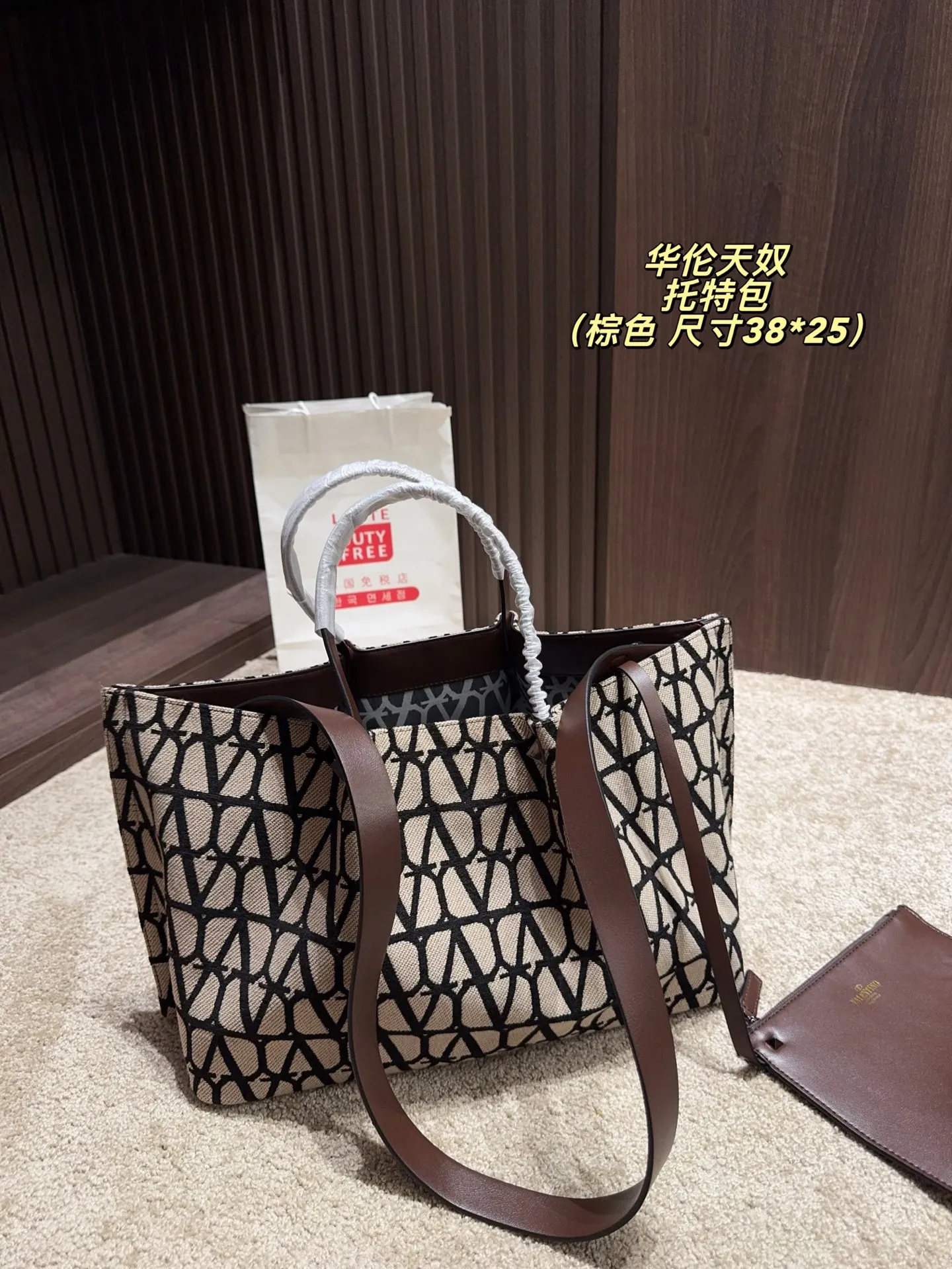 Large p380⚠️Size 38.25 Small P370⚠️Size 25.19 Valentino Tote bag has unlimited charm and unleashes your fashion attitude. It has a unique appearance and many cute colors to choose from. It is a fashion item not to be missed. Different from the softness of canvas bags, it creates a free and easy feeling when carried on the body. It is super textured and is loved by fashionistas.