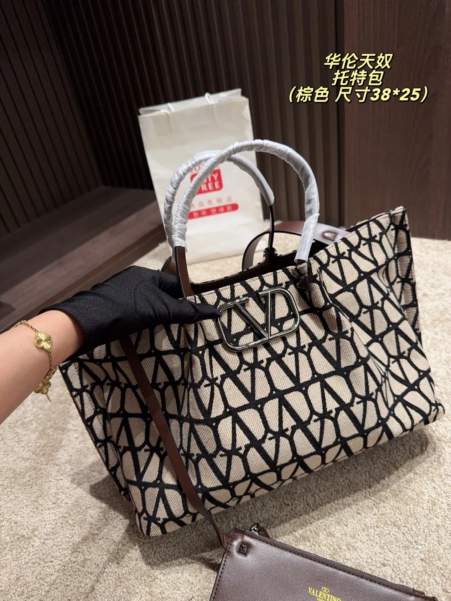 Large p380⚠️Size 38.25 Small P370⚠️Size 25.19 Valentino Tote bag has unlimited charm and unleashes your fashion attitude. It has a unique appearance and many cute colors to choose from. It is a fashion item not to be missed. Different from the softness of canvas bags, it creates a free and easy feeling when carried on the body. It is super textured and is loved by fashionistas.