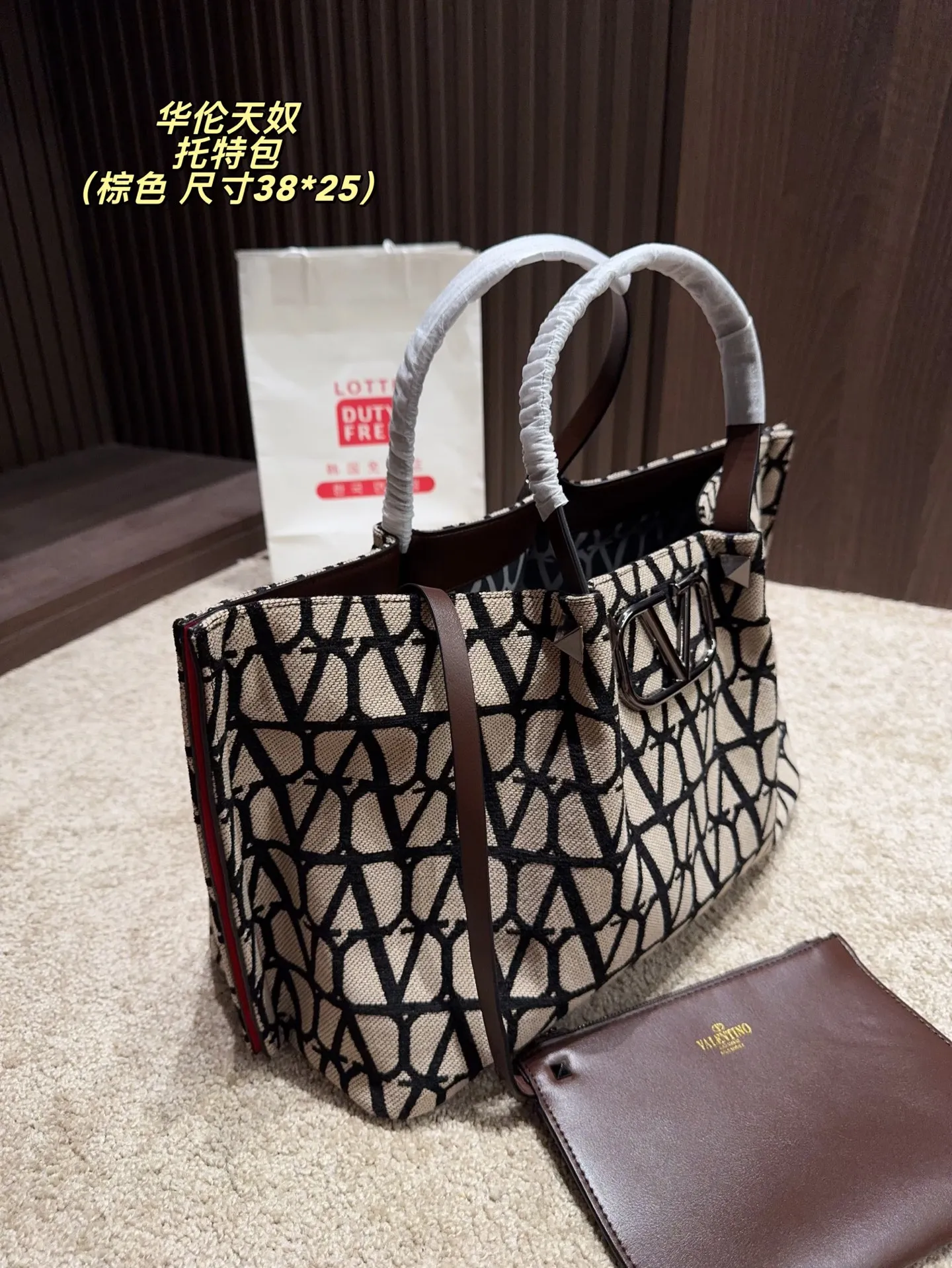 Large p380⚠️Size 38.25 Small P370⚠️Size 25.19 Valentino Tote bag has unlimited charm and unleashes your fashion attitude. It has a unique appearance and many cute colors to choose from. It is a fashion item not to be missed. Different from the softness of canvas bags, it creates a free and easy feeling when carried on the body. It is super textured and is loved by fashionistas.