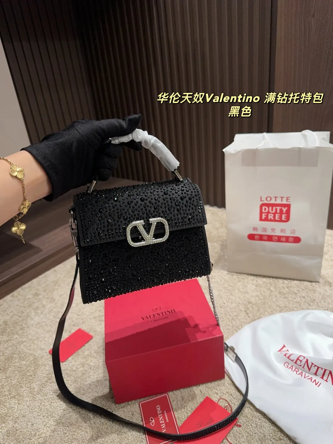 p390 with folding box ⚠️Size 18.15 Valentino Diamond Tote Bag A handbag, if you connect the shoulder strap, it can be used as a shoulder bag or crossbody bag. The V mark on the front of the bag is the unique Valentino logo. It feels high-end and fashionable. good