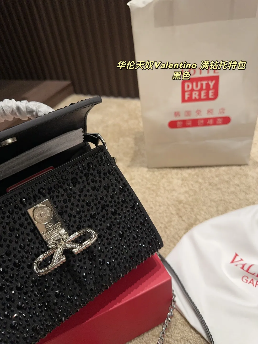 p390 with folding box ⚠️Size 18.15 Valentino Diamond Tote Bag A handbag, if you connect the shoulder strap, it can be used as a shoulder bag or crossbody bag. The V mark on the front of the bag is the unique Valentino logo. It feels high-end and fashionable. good
