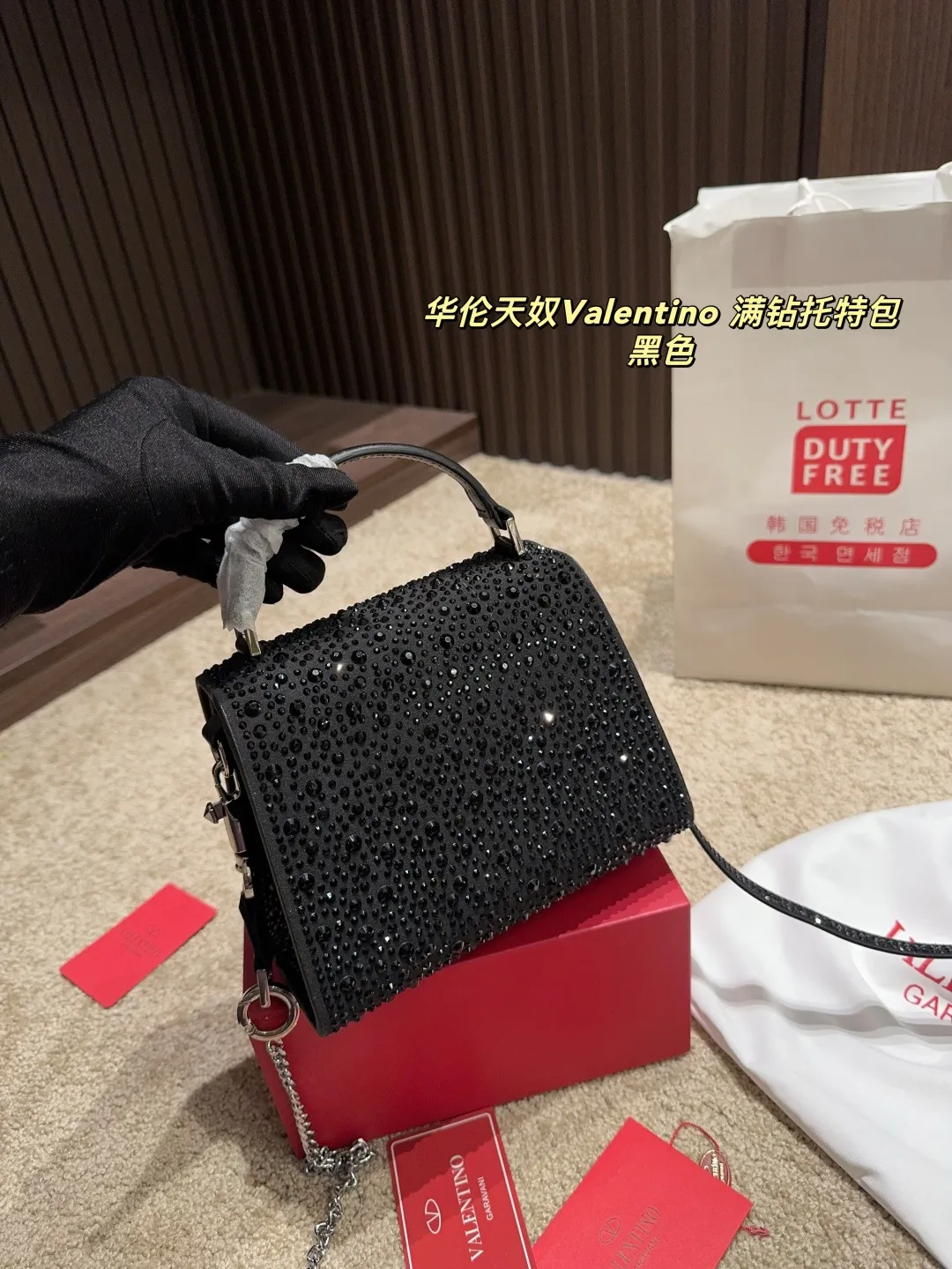 p390 with folding box ⚠️Size 18.15 Valentino Diamond Tote Bag A handbag, if you connect the shoulder strap, it can be used as a shoulder bag or crossbody bag. The V mark on the front of the bag is the unique Valentino logo. It feels high-end and fashionable. good