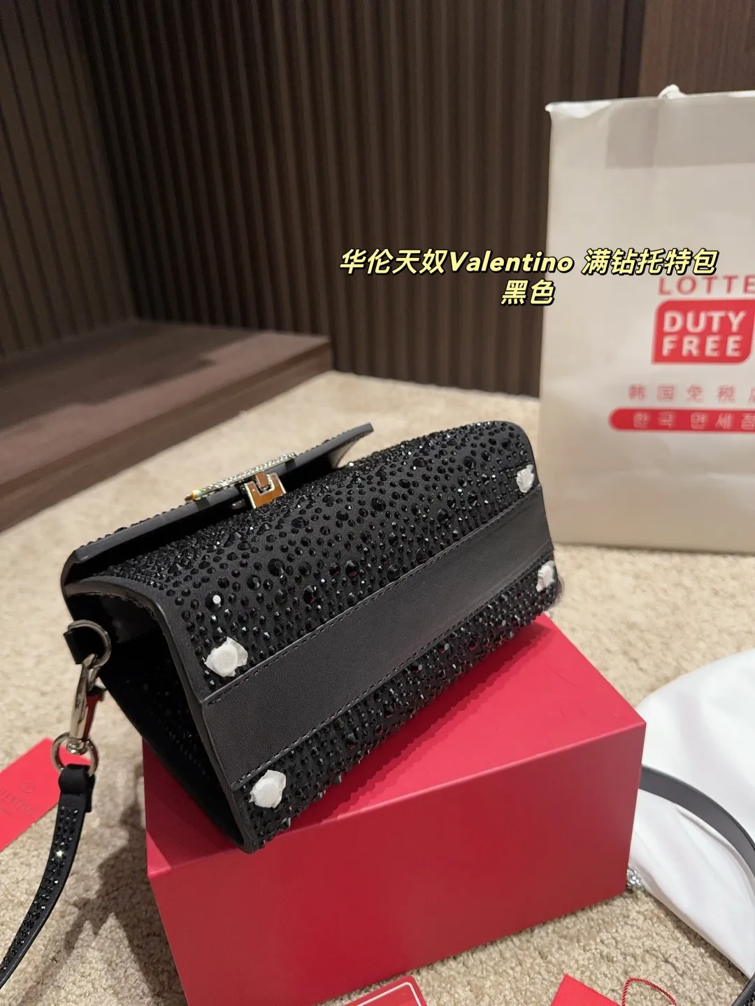 p390 with folding box ⚠️Size 18.15 Valentino Diamond Tote Bag A handbag, if you connect the shoulder strap, it can be used as a shoulder bag or crossbody bag. The V mark on the front of the bag is the unique Valentino logo. It feels high-end and fashionable. good