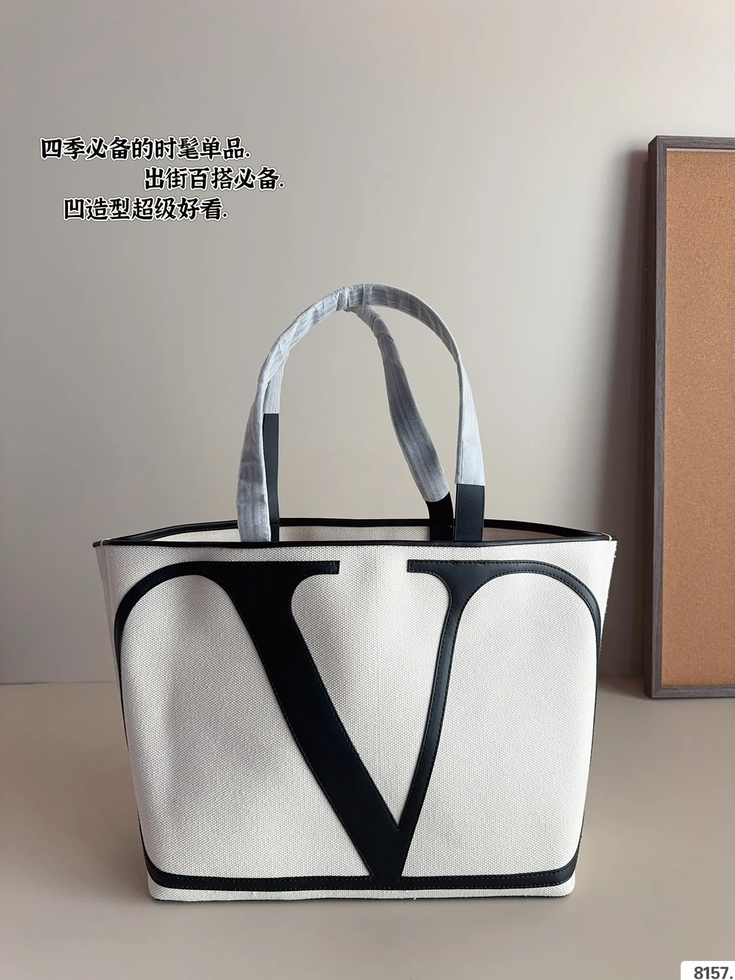 P310 Valentino/VALENTINO🌟 Hot item of the season, high-quality canvas shopping bag🤞High-quality fabric, original hardware, super brand ❣️With gorgeous and noble appearance, it has become the hottest product at the moment💋A must-have for everyone, popular among celebrities, and a masterpiece of exquisite craftsmanship. Size: 42*11*31cm