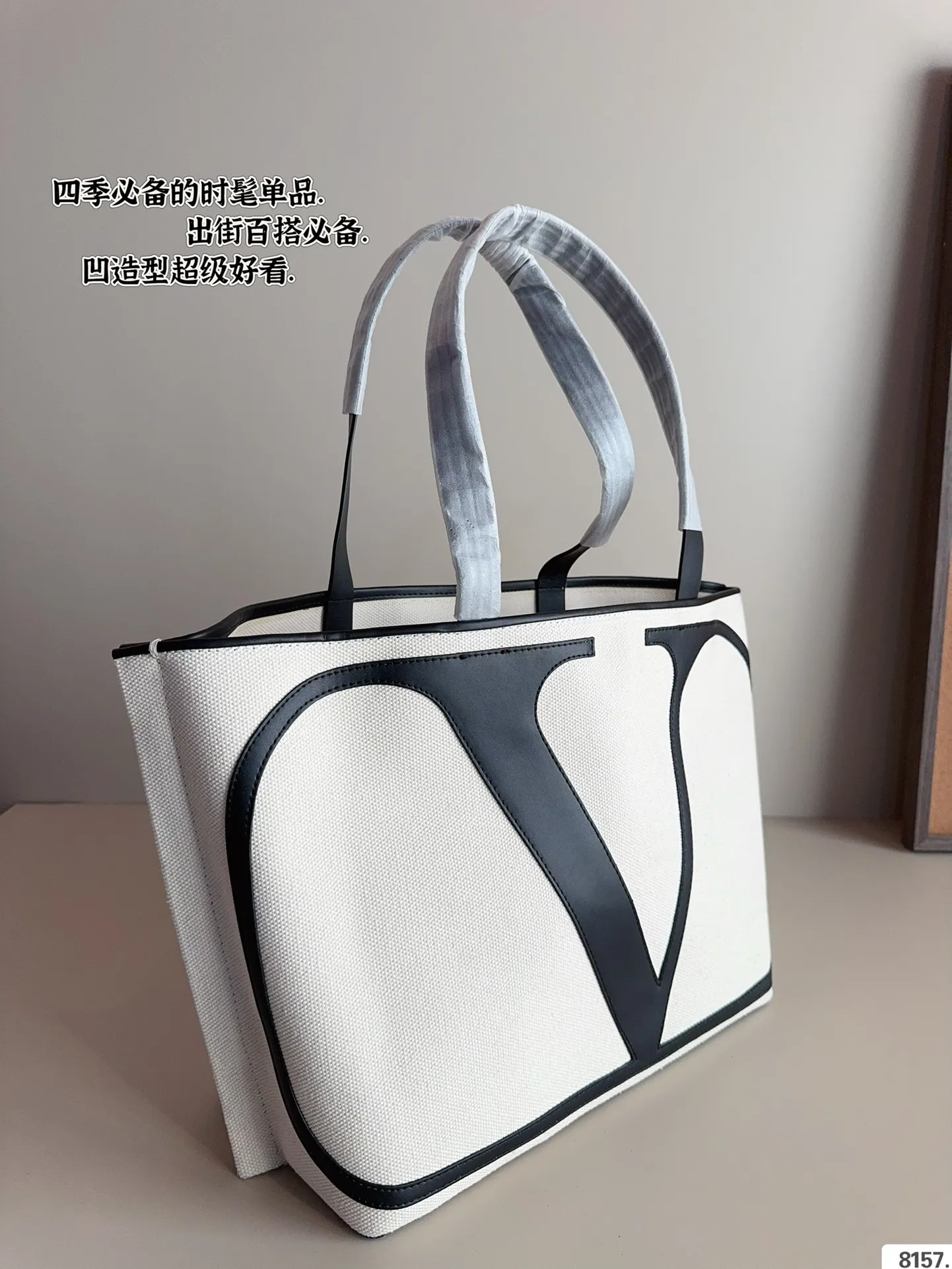 P310 Valentino/VALENTINO🌟 Hot item of the season, high-quality canvas shopping bag🤞High-quality fabric, original hardware, super brand ❣️With gorgeous and noble appearance, it has become the hottest product at the moment💋A must-have for everyone, popular among celebrities, and a masterpiece of exquisite craftsmanship. Size: 42*11*31cm