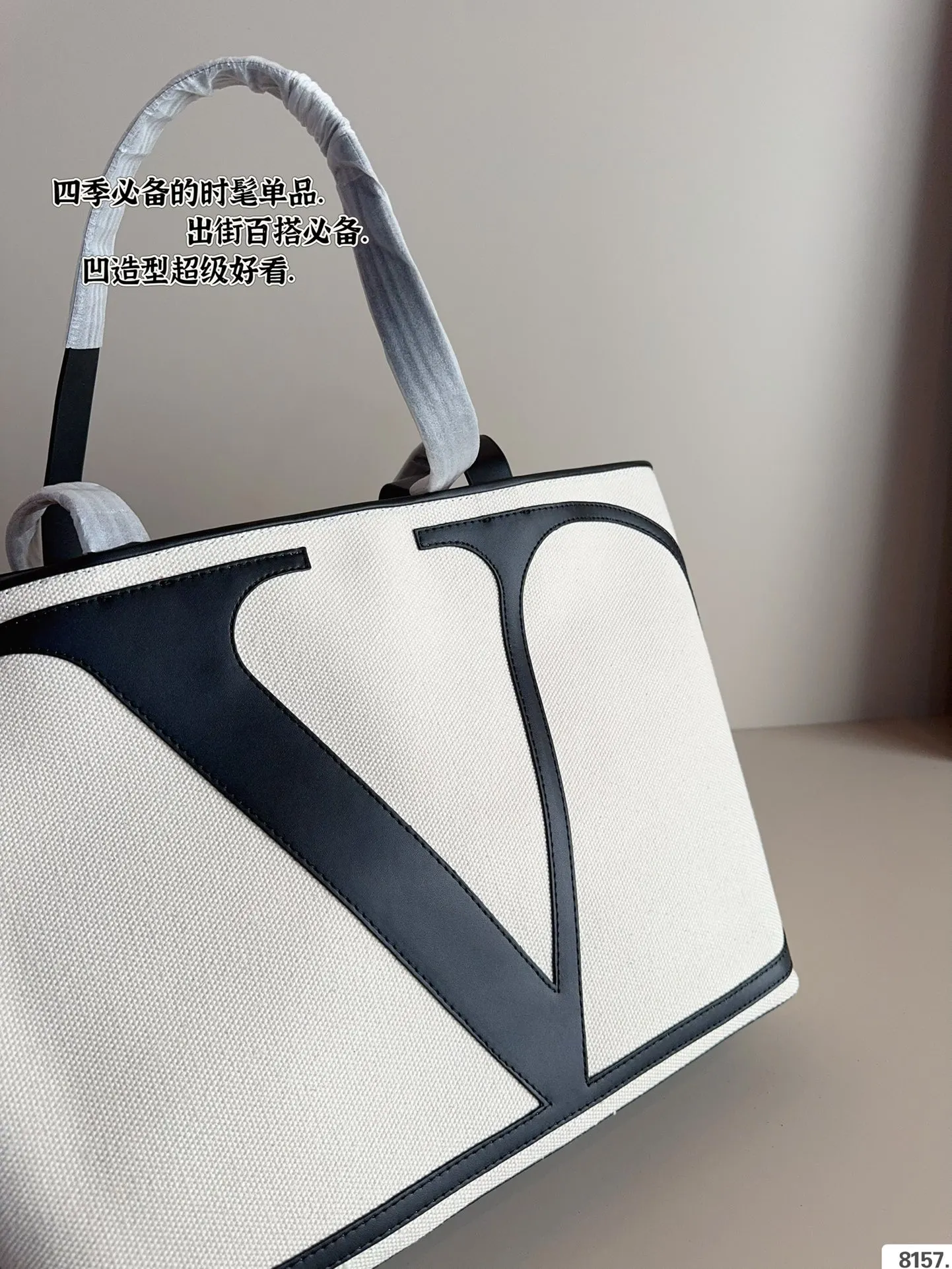 P310 Valentino/VALENTINO🌟 Hot item of the season, high-quality canvas shopping bag🤞High-quality fabric, original hardware, super brand ❣️With gorgeous and noble appearance, it has become the hottest product at the moment💋A must-have for everyone, popular among celebrities, and a masterpiece of exquisite craftsmanship. Size: 42*11*31cm