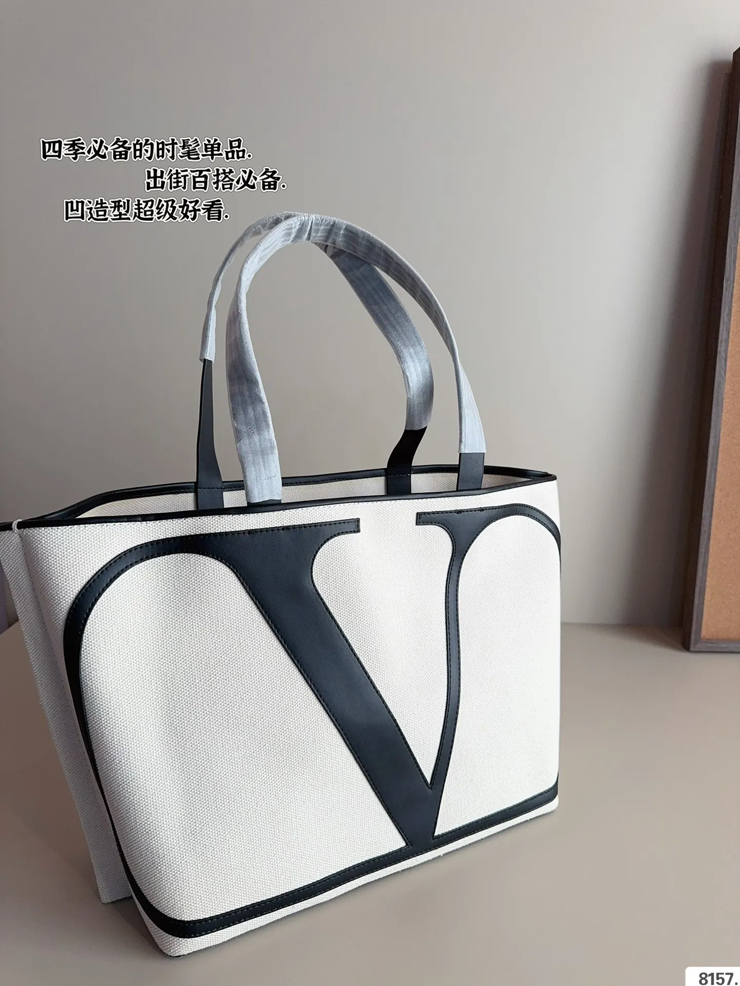 P310 Valentino/VALENTINO🌟 Hot item of the season, high-quality canvas shopping bag🤞High-quality fabric, original hardware, super brand ❣️With gorgeous and noble appearance, it has become the hottest product at the moment💋A must-have for everyone, popular among celebrities, and a masterpiece of exquisite craftsmanship. Size: 42*11*31cm