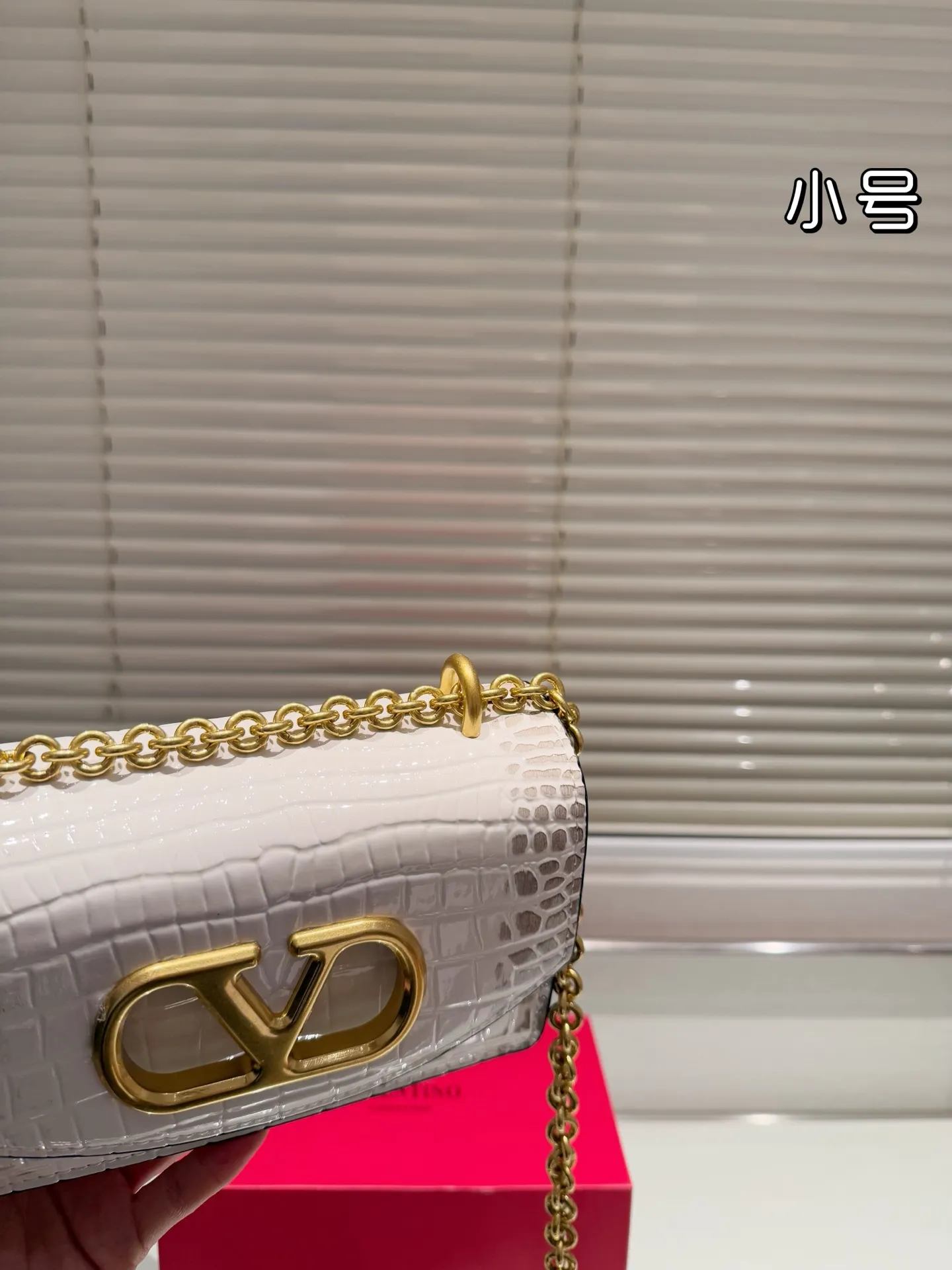 Small P330 folding box ⚠️Size 19.12 Valentino chain bag. It has a high-end feel. This look is very versatile. No matter how you carry it, there is no pressure. Which girl can refuse such a beautiful bag?