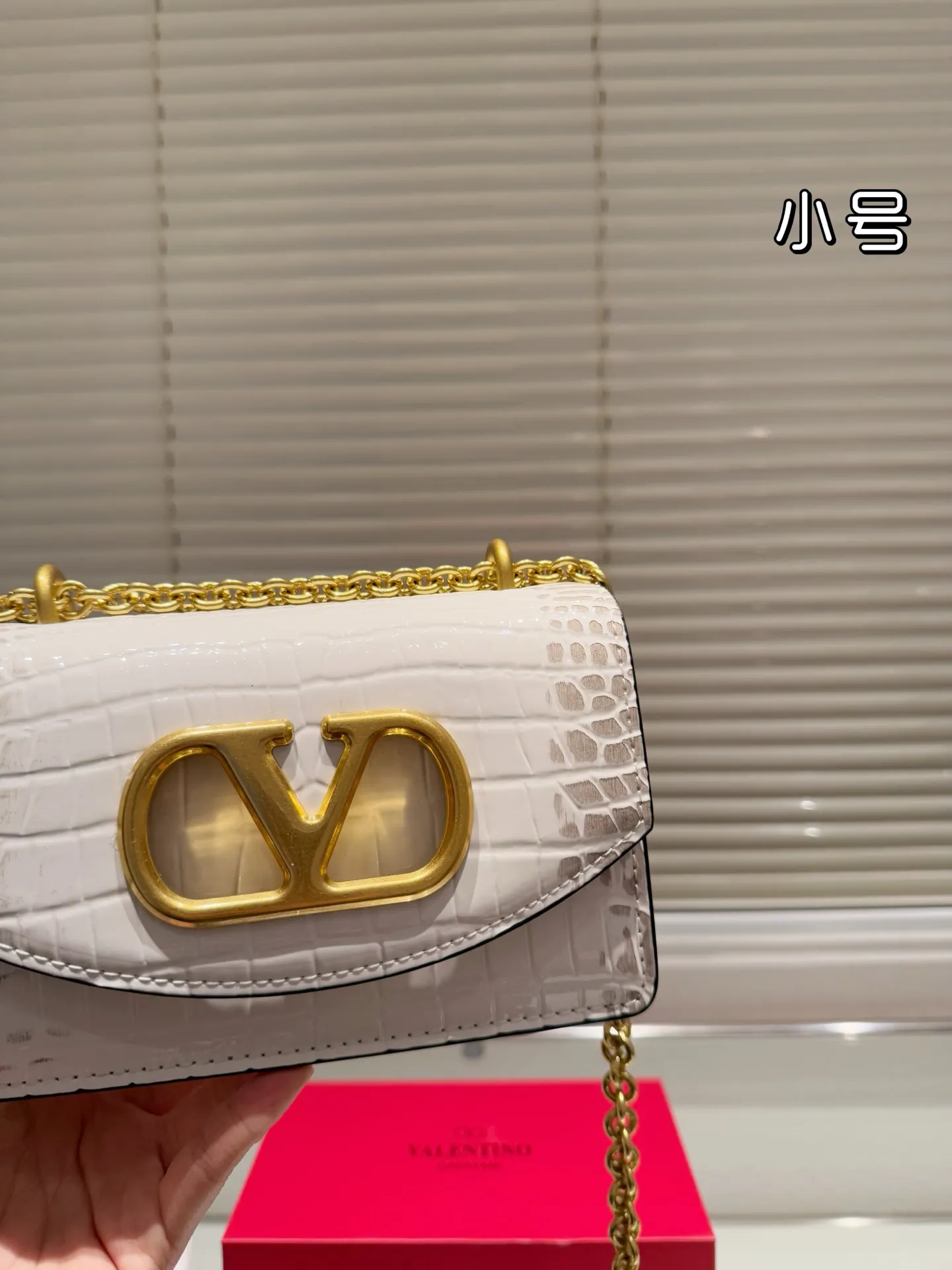 Small P330 folding box ⚠️Size 19.12 Valentino chain bag. It has a high-end feel. This look is very versatile. No matter how you carry it, there is no pressure. Which girl can refuse such a beautiful bag?