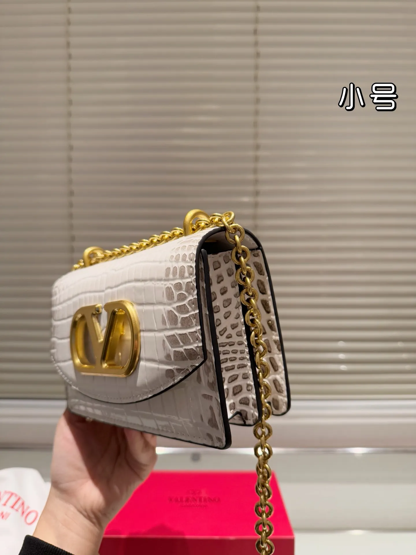 Small P330 folding box ⚠️Size 19.12 Valentino chain bag. It has a high-end feel. This look is very versatile. No matter how you carry it, there is no pressure. Which girl can refuse such a beautiful bag?