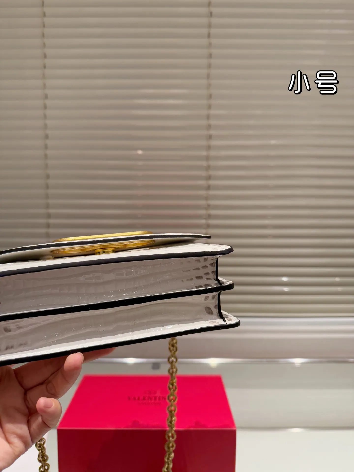 Small P330 folding box ⚠️Size 19.12 Valentino chain bag. It has a high-end feel. This look is very versatile. No matter how you carry it, there is no pressure. Which girl can refuse such a beautiful bag?