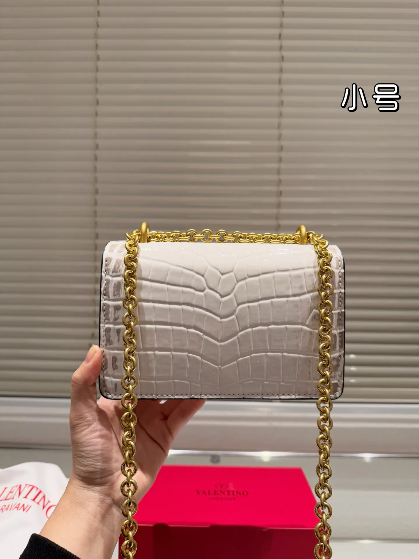 Small P330 folding box ⚠️Size 19.12 Valentino chain bag. It has a high-end feel. This look is very versatile. No matter how you carry it, there is no pressure. Which girl can refuse such a beautiful bag?