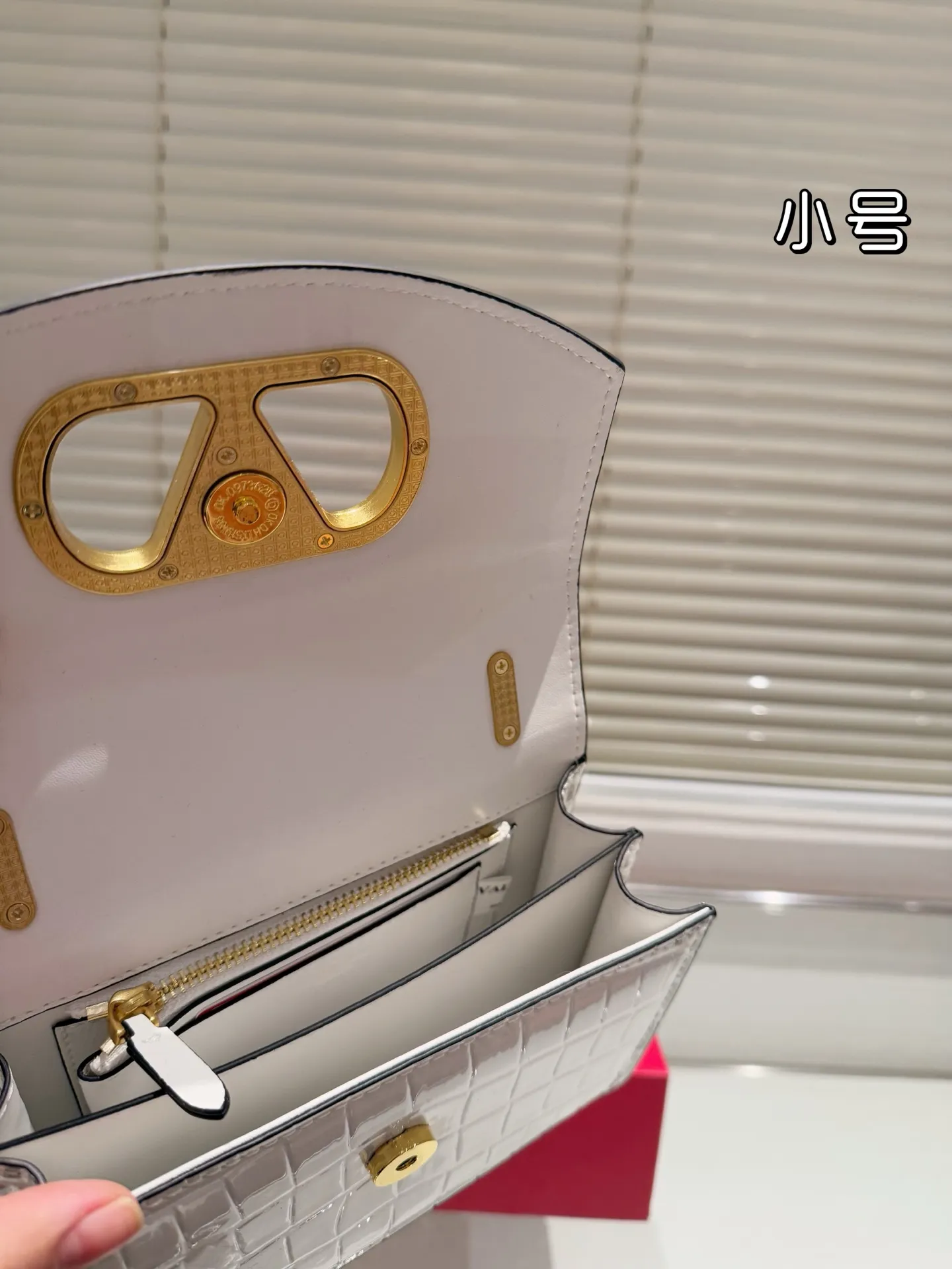 Small P330 folding box ⚠️Size 19.12 Valentino chain bag. It has a high-end feel. This look is very versatile. No matter how you carry it, there is no pressure. Which girl can refuse such a beautiful bag?