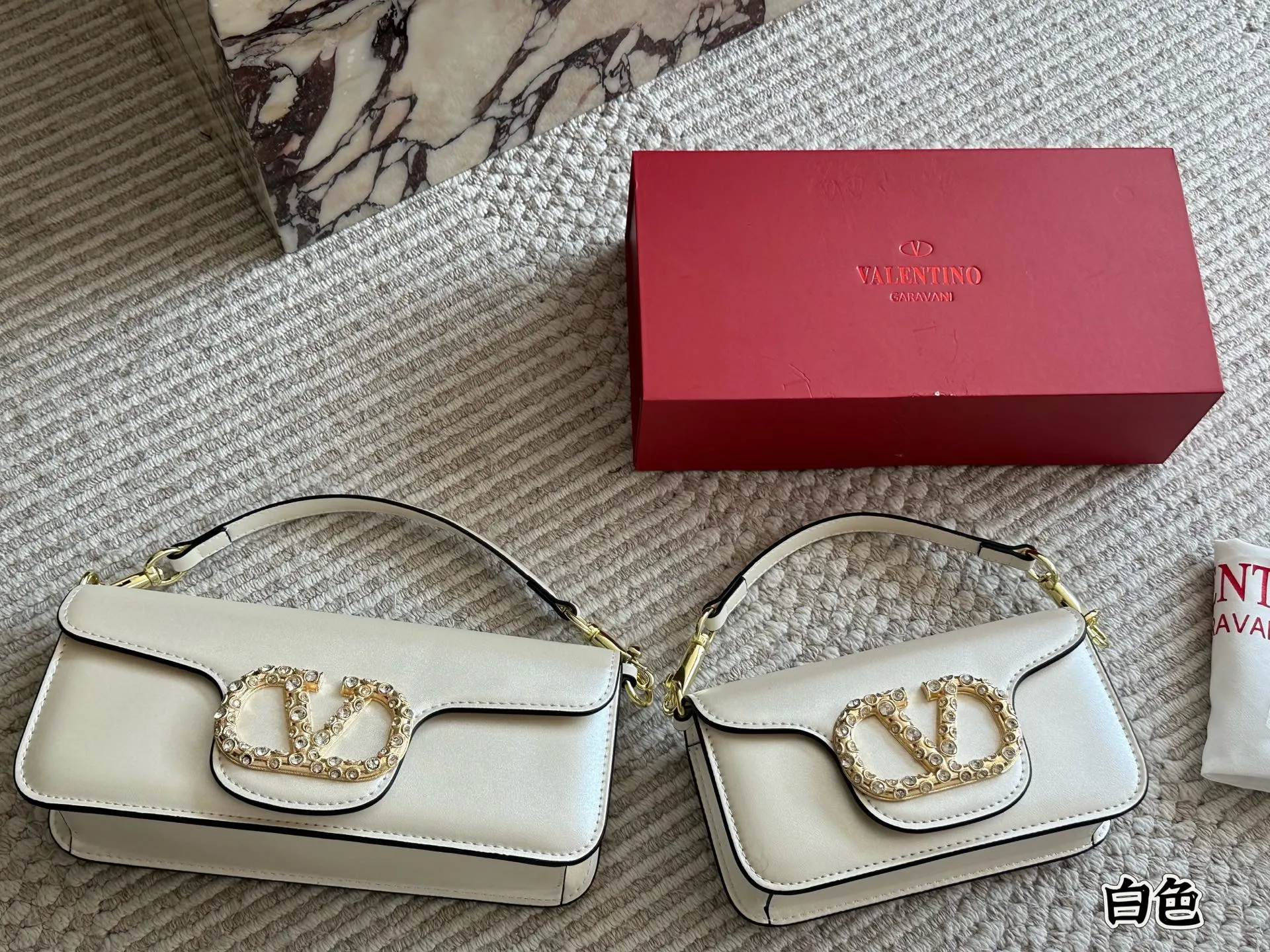 💰 320, p310 box size: 20 9cm 26 17cm Valentino new product! Who can resist this style? It’s totally okay to wear in spring, summer, autumn and winter~
