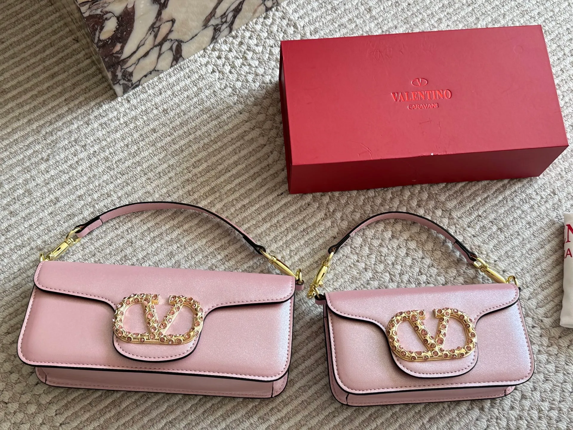 💰 320, p310 box size: 20 9cm 26 17cm Valentino new product! Who can resist this style? It’s totally okay to wear in spring, summer, autumn and winter~