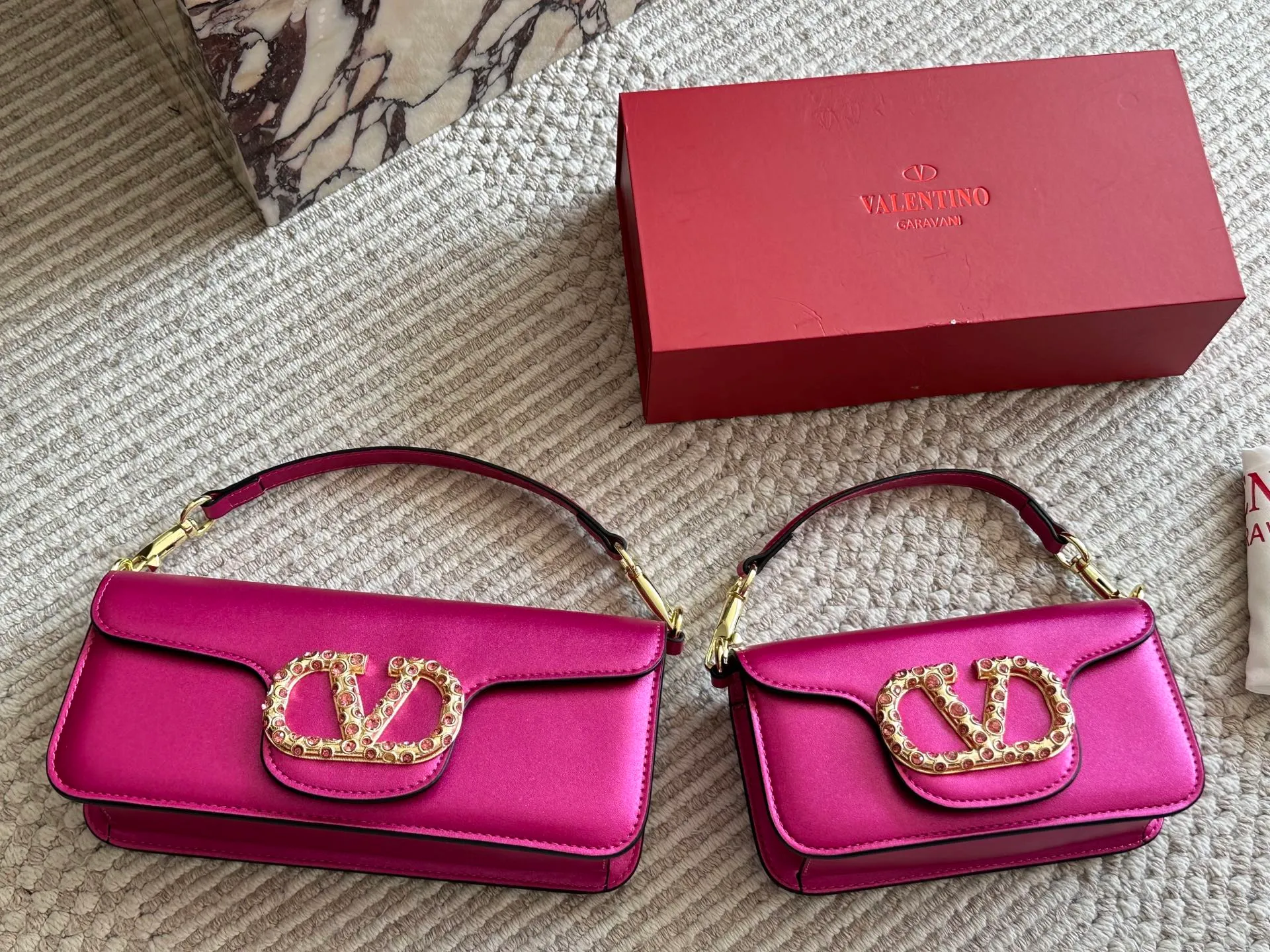 💰 320, p310 box size: 20 9cm 26 17cm Valentino new product! Who can resist this style? It’s totally okay to wear in spring, summer, autumn and winter~