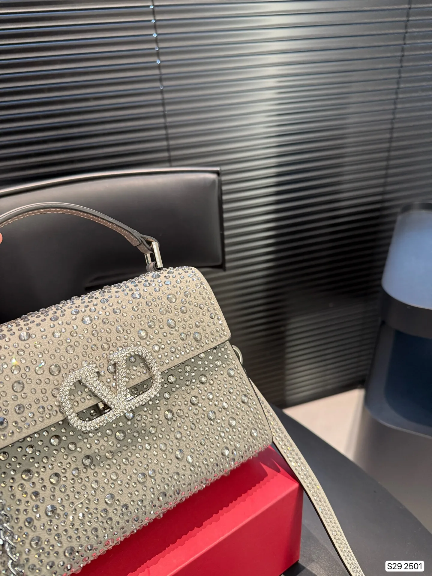 P390 with folding box valentino vsling full diamond tote bag Valentino is a handbag. If you connect the shoulder strap, it can be used as a shoulder bag or crossbody bag. The V mark on the front of the bag is the unique Valentino logo. It has a sense of luxury and fashion. good #Valentino Size: 19 14 Item No. 2501