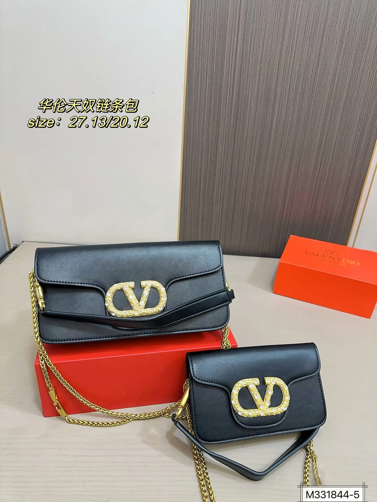 Large size 💰320 Small size 💰310 with folding box Valentino Loco chain bag shoulder bag The upper body effect is amazing, high-end but not rigid. The beauty is all in it, the mysterious and sexy little one must choose when attending banquets and evening parties. Size: large size 27 13 small size 20 12