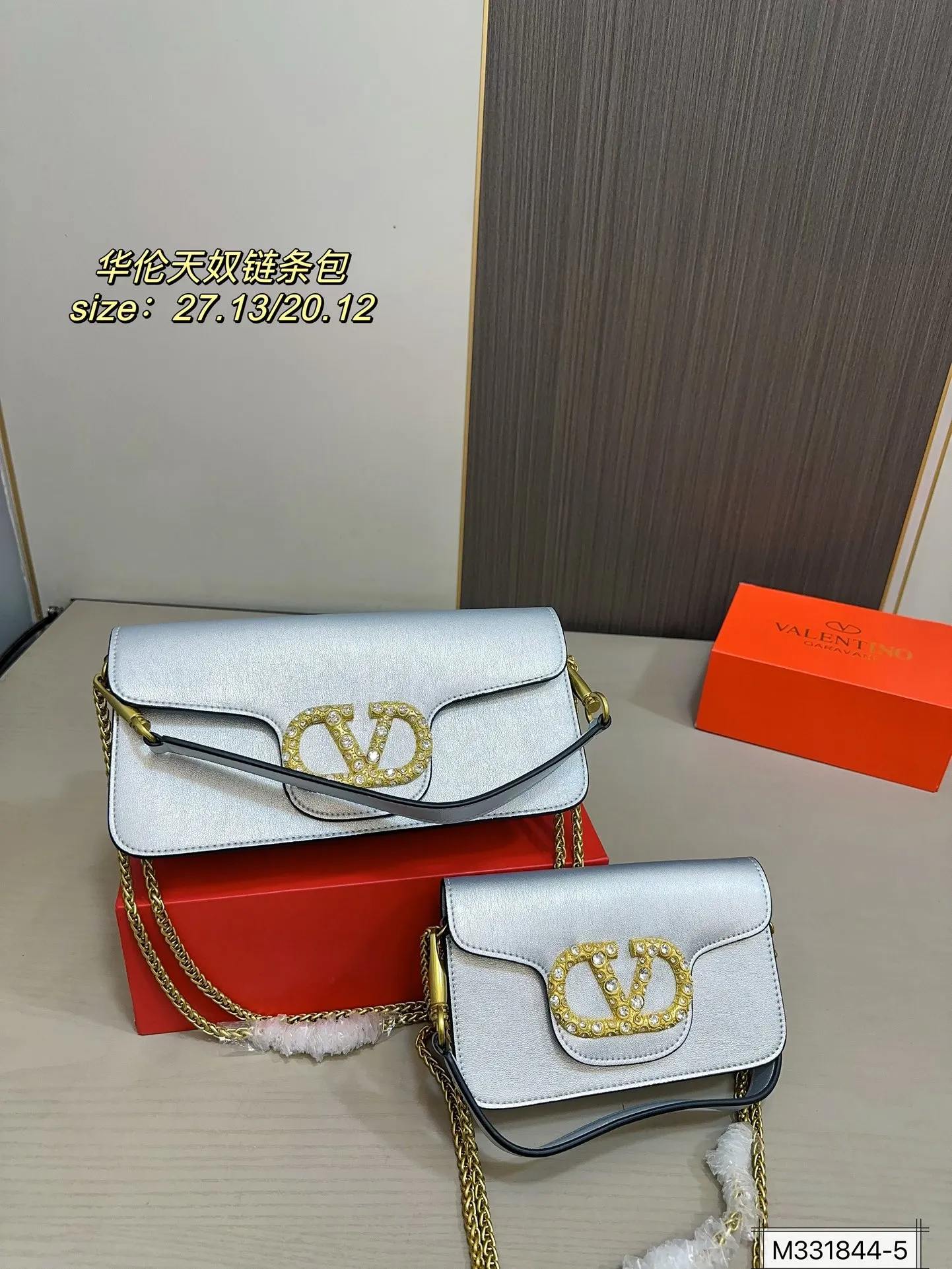Large size 💰320 Small size 💰310 with folding box Valentino Loco chain bag shoulder bag The upper body effect is amazing, high-end but not rigid. The beauty is all in it, the mysterious and sexy little one must choose when attending banquets and evening parties. Size: large size 27 13 small size 20 12