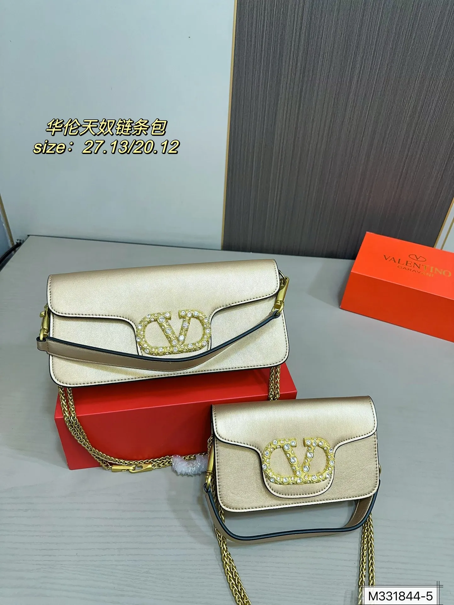 Large size 💰320 Small size 💰310 with folding box Valentino Loco chain bag shoulder bag The upper body effect is amazing, high-end but not rigid. The beauty is all in it, the mysterious and sexy little one must choose when attending banquets and evening parties. Size: large size 27 13 small size 20 12