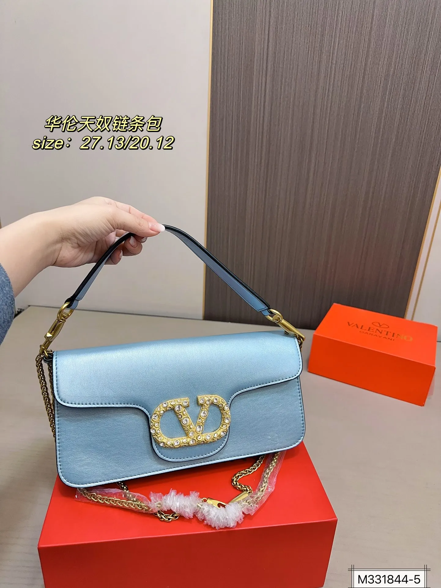 Large size 💰320 Small size 💰310 with folding box Valentino Loco chain bag shoulder bag The upper body effect is amazing, high-end but not rigid. The beauty is all in it, the mysterious and sexy little one must choose when attending banquets and evening parties. Size: large size 27 13 small size 20 12
