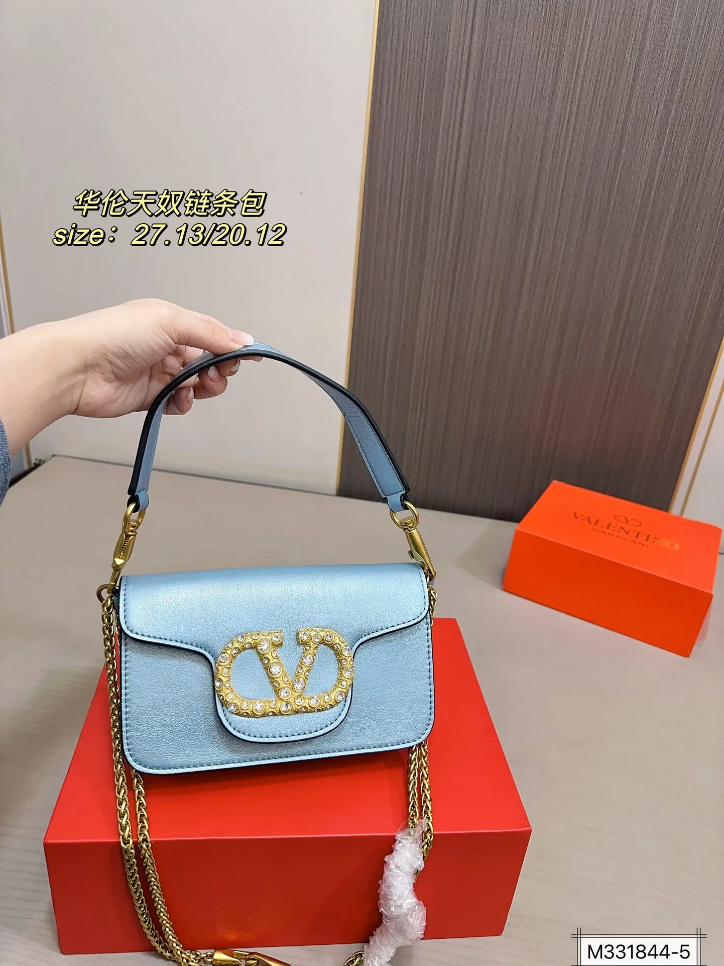 Large size 💰320 Small size 💰310 with folding box Valentino Loco chain bag shoulder bag The upper body effect is amazing, high-end but not rigid. The beauty is all in it, the mysterious and sexy little one must choose when attending banquets and evening parties. Size: large size 27 13 small size 20 12