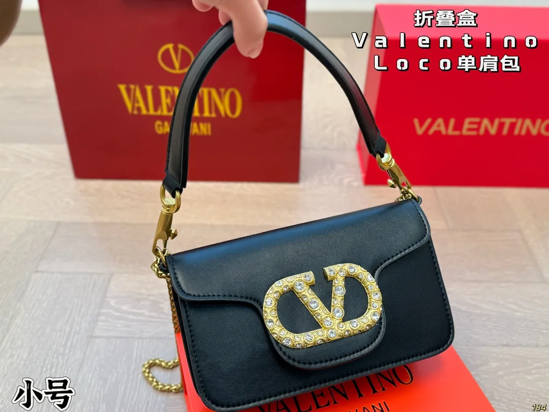 Small size ¥300 folding box. Valentino Loco shoulder bag. The sense of luxury is overflowing. This look is very versatile. No matter how you carry it, there is no pressure. Which girl can refuse such a beautiful bag? Size: Small 20 12
