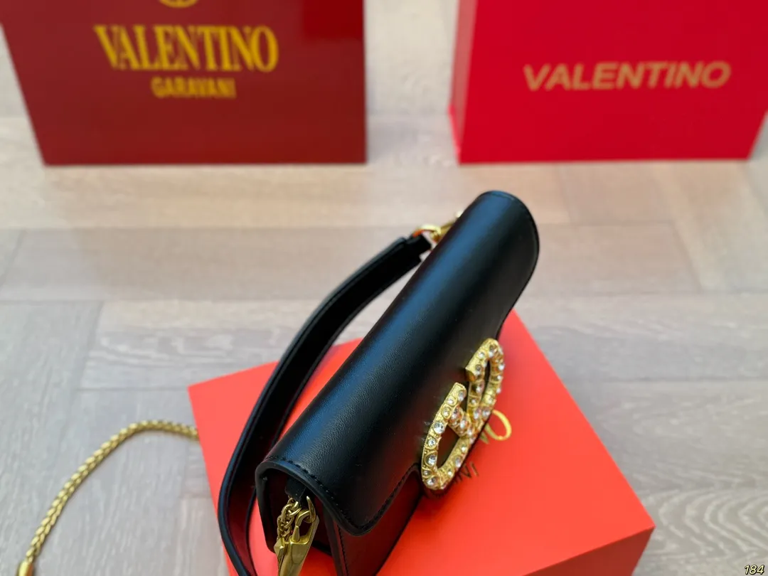 Small size ¥300 folding box. Valentino Loco shoulder bag. The sense of luxury is overflowing. This look is very versatile. No matter how you carry it, there is no pressure. Which girl can refuse such a beautiful bag? Size: Small 20 12