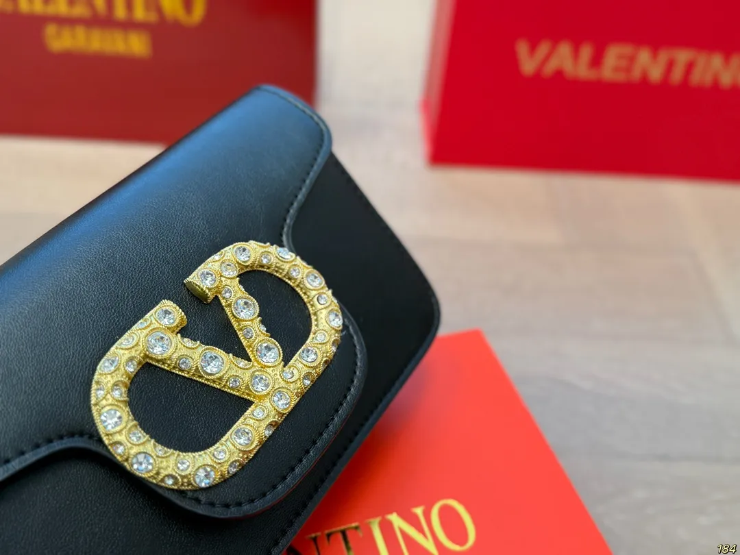 Small size ¥300 folding box. Valentino Loco shoulder bag. The sense of luxury is overflowing. This look is very versatile. No matter how you carry it, there is no pressure. Which girl can refuse such a beautiful bag? Size: Small 20 12
