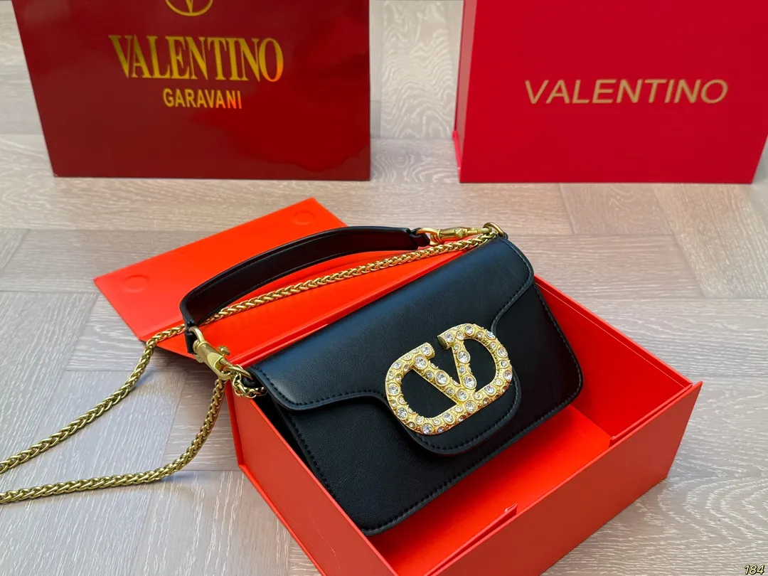 Small size ¥300 folding box. Valentino Loco shoulder bag. The sense of luxury is overflowing. This look is very versatile. No matter how you carry it, there is no pressure. Which girl can refuse such a beautiful bag? Size: Small 20 12