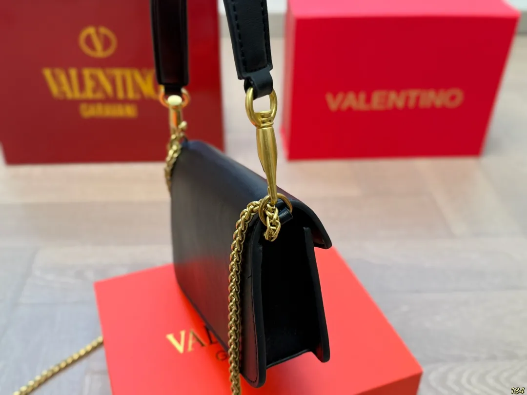Small size ¥300 folding box. Valentino Loco shoulder bag. The sense of luxury is overflowing. This look is very versatile. No matter how you carry it, there is no pressure. Which girl can refuse such a beautiful bag? Size: Small 20 12
