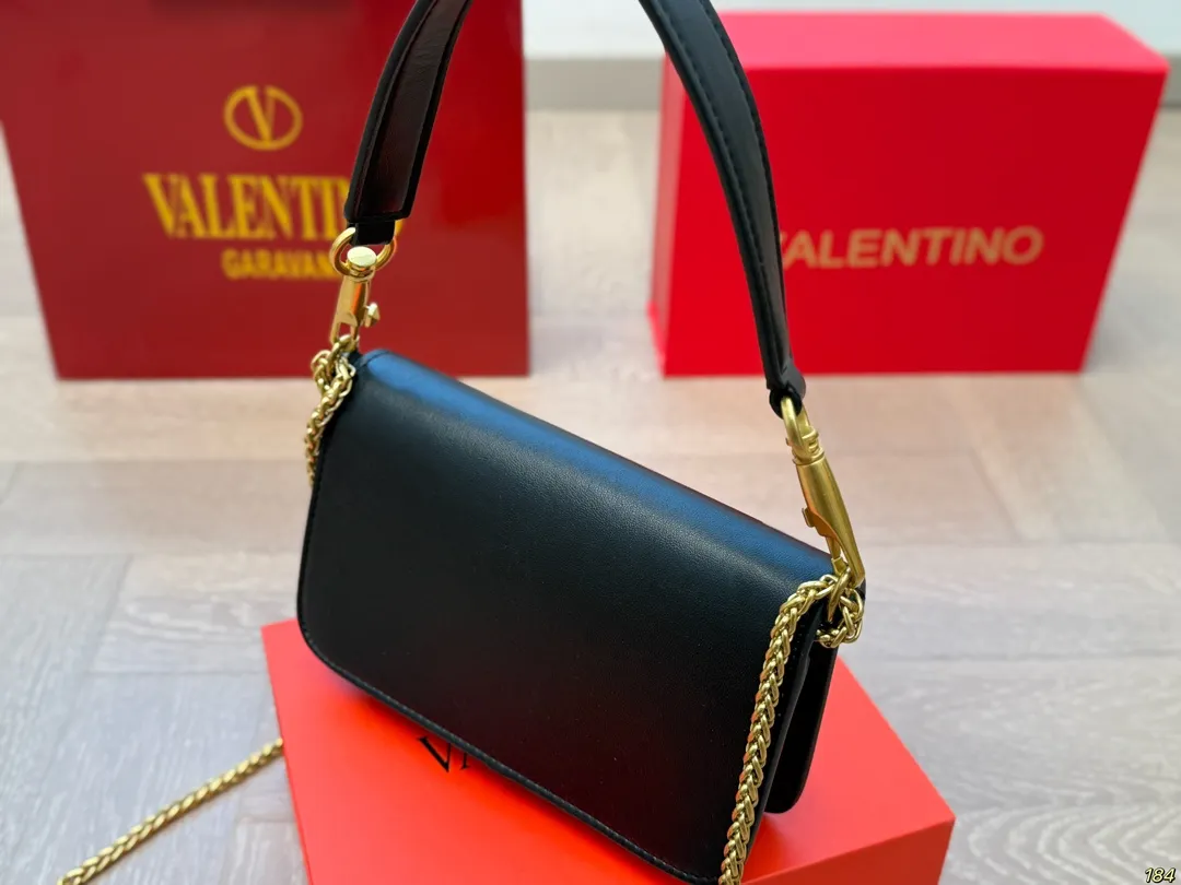 Small size ¥300 folding box. Valentino Loco shoulder bag. The sense of luxury is overflowing. This look is very versatile. No matter how you carry it, there is no pressure. Which girl can refuse such a beautiful bag? Size: Small 20 12
