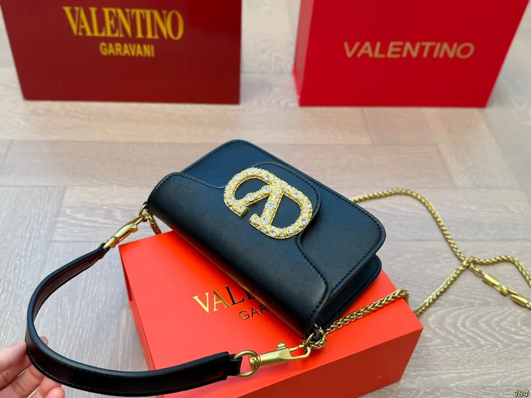Small size ¥300 folding box. Valentino Loco shoulder bag. The sense of luxury is overflowing. This look is very versatile. No matter how you carry it, there is no pressure. Which girl can refuse such a beautiful bag? Size: Small 20 12