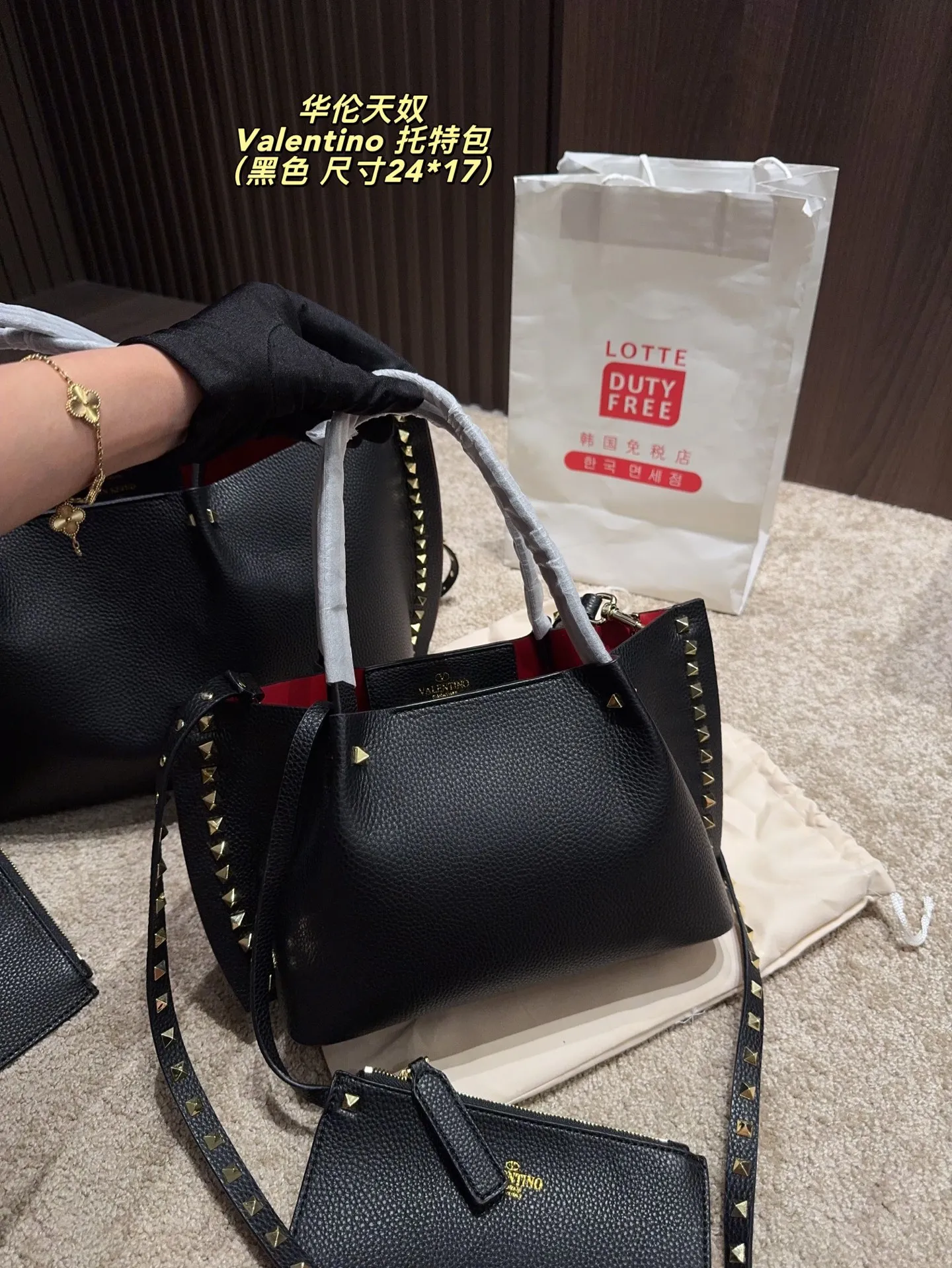Large p420⚠️size 36*23 small p400⚠️size 24*17 Valentino Tote bag handle, shoulder strap, can be carried by hand or shoulder! Full of high-end fashion, it is the first choice for this summer