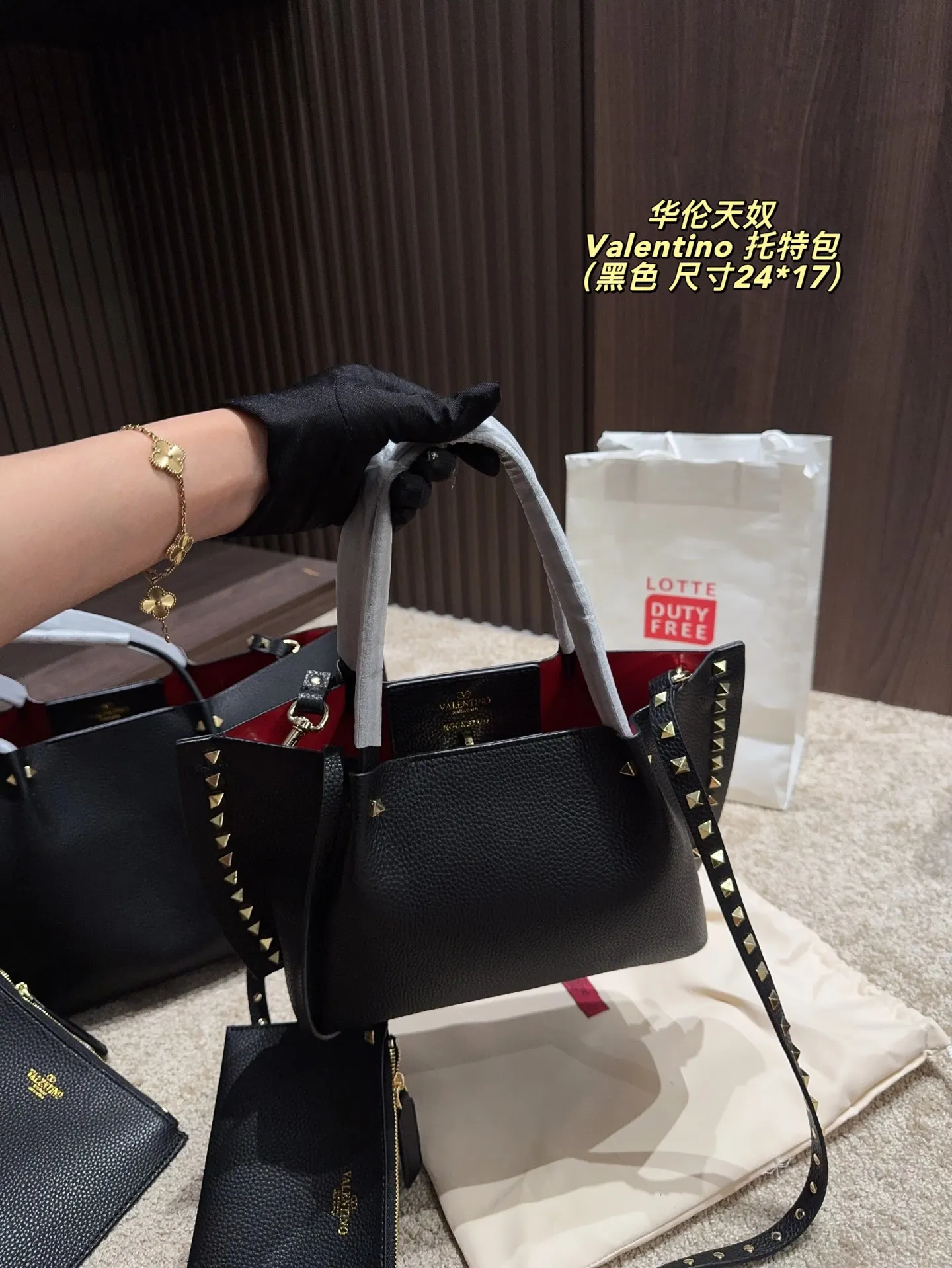 Large p420⚠️size 36*23 small p400⚠️size 24*17 Valentino Tote bag handle, shoulder strap, can be carried by hand or shoulder! Full of high-end fashion, it is the first choice for this summer