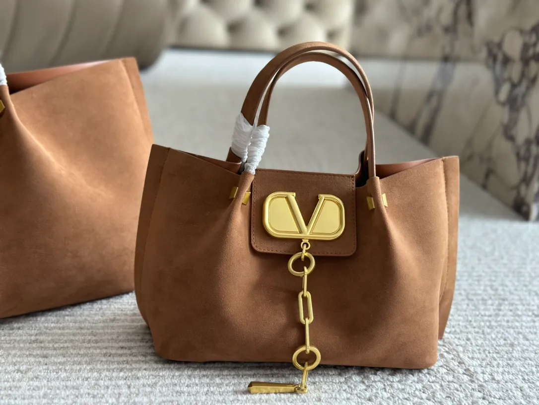 ¥410, 190 Valentino A popular model in the counter. Playful and super personality, whoever wears it will look better. Can’t conceal the foreign style. Exquisite routing. Color matching is very distinctive. Very versatile and can be matched with daily life. Casual and playful with a little bit of a lady style. It will definitely become a super hot style in the new year, spring and summer. ♥️Size 38 25cm/ 26 19cm