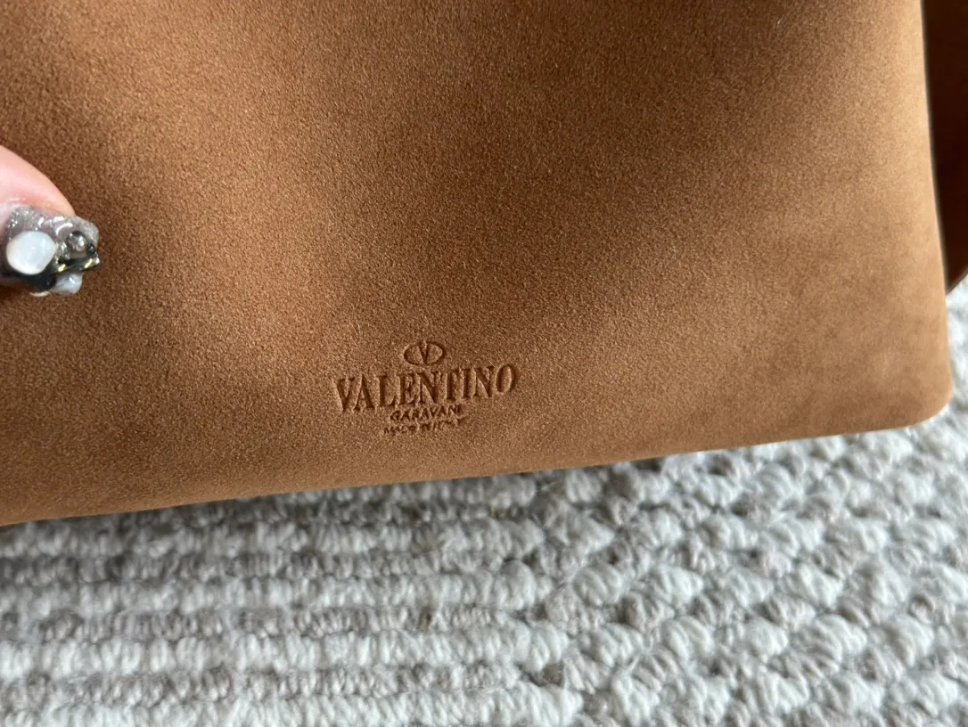 ¥410, 190 Valentino A popular model in the counter. Playful and super personality, whoever wears it will look better. Can’t conceal the foreign style. Exquisite routing. Color matching is very distinctive. Very versatile and can be matched with daily life. Casual and playful with a little bit of a lady style. It will definitely become a super hot style in the new year, spring and summer. ♥️Size 38 25cm/ 26 19cm