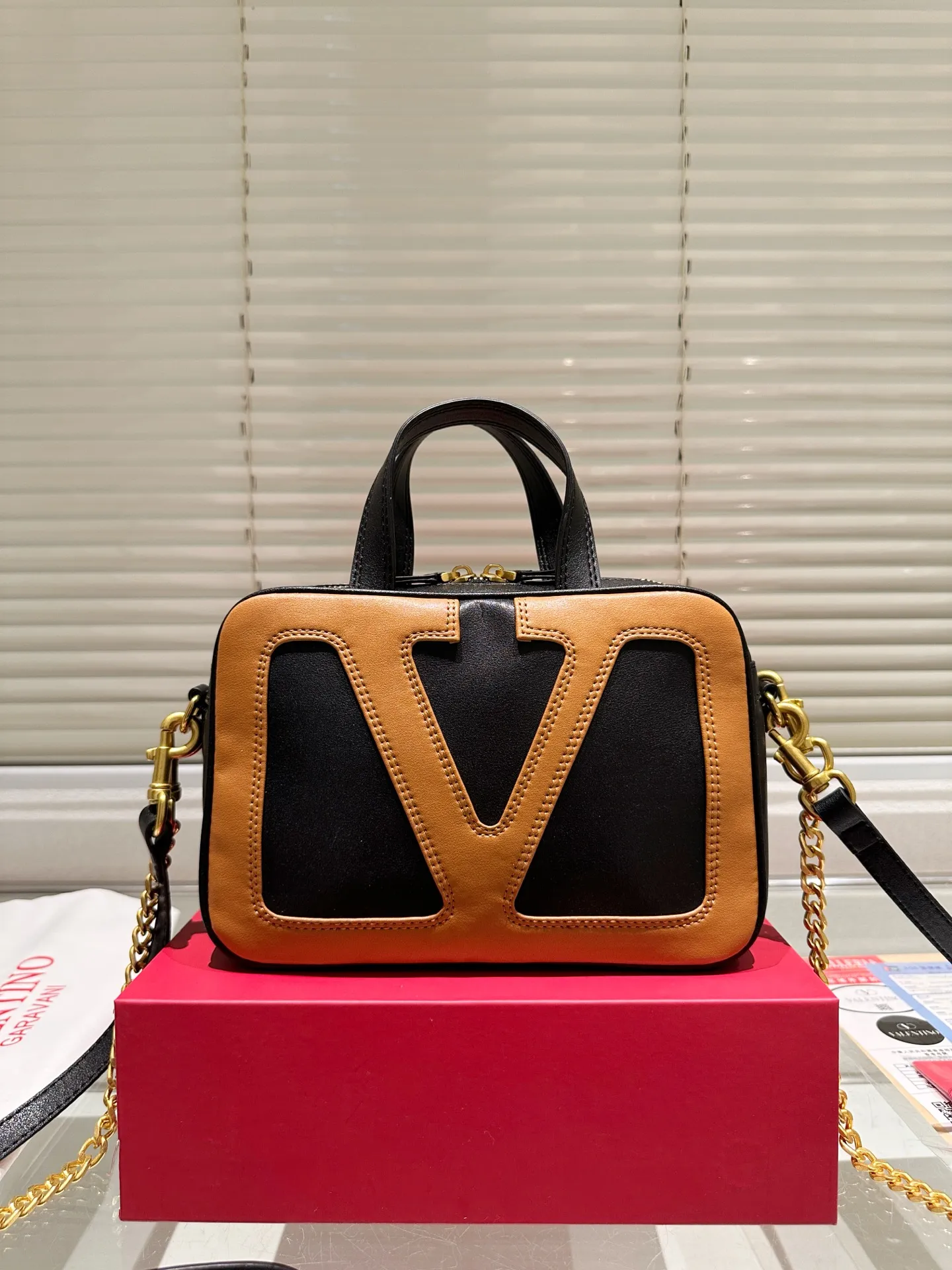 P380 Folding Box ⚠️Size 24.16 Valentino crossbody bag. The sense of luxury is overflowing. This look is very versatile. No matter how you carry it, there is no pressure. Which girl can refuse such a beautiful bag?