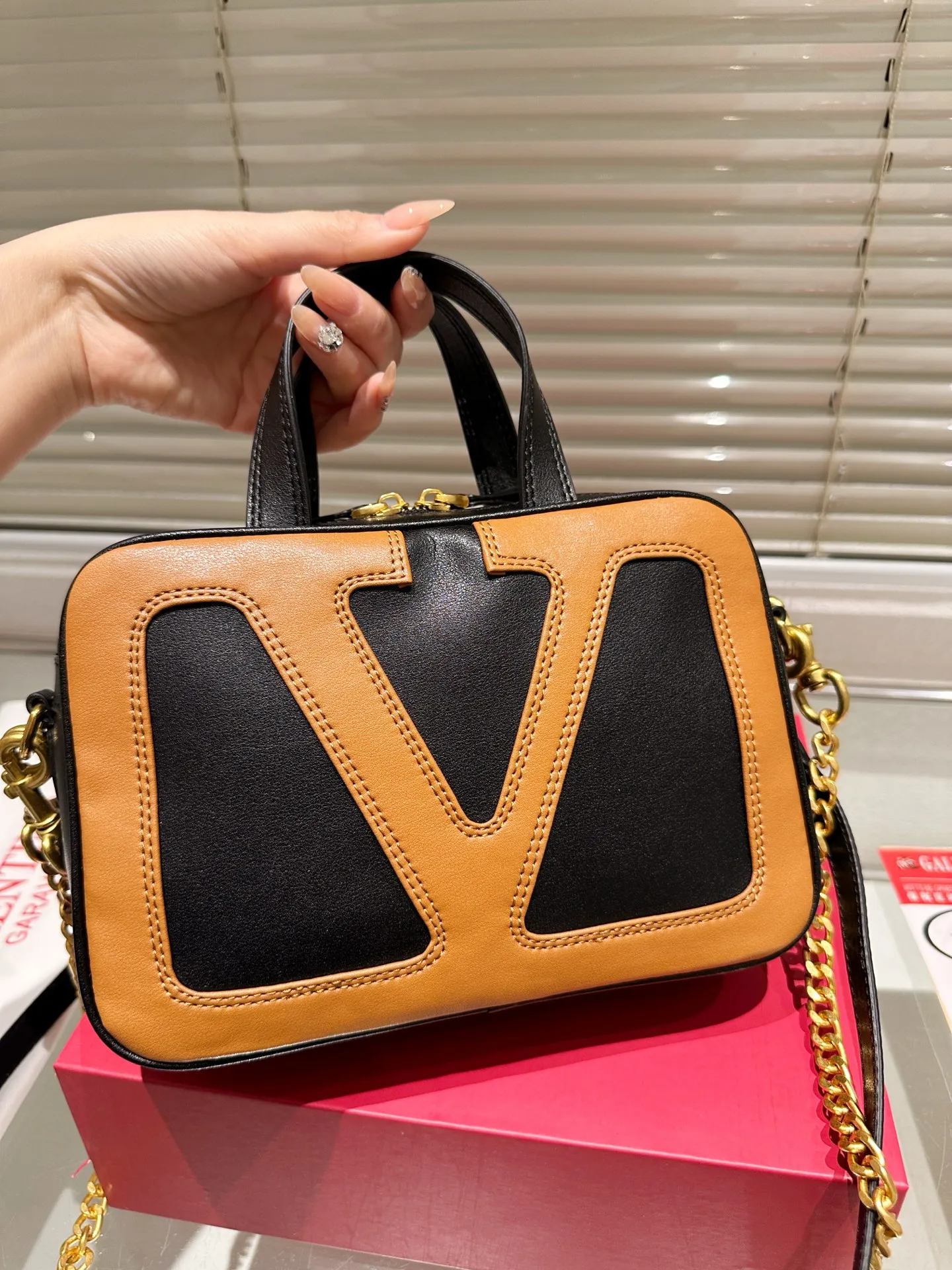 P380 Folding Box ⚠️Size 24.16 Valentino crossbody bag. The sense of luxury is overflowing. This look is very versatile. No matter how you carry it, there is no pressure. Which girl can refuse such a beautiful bag?